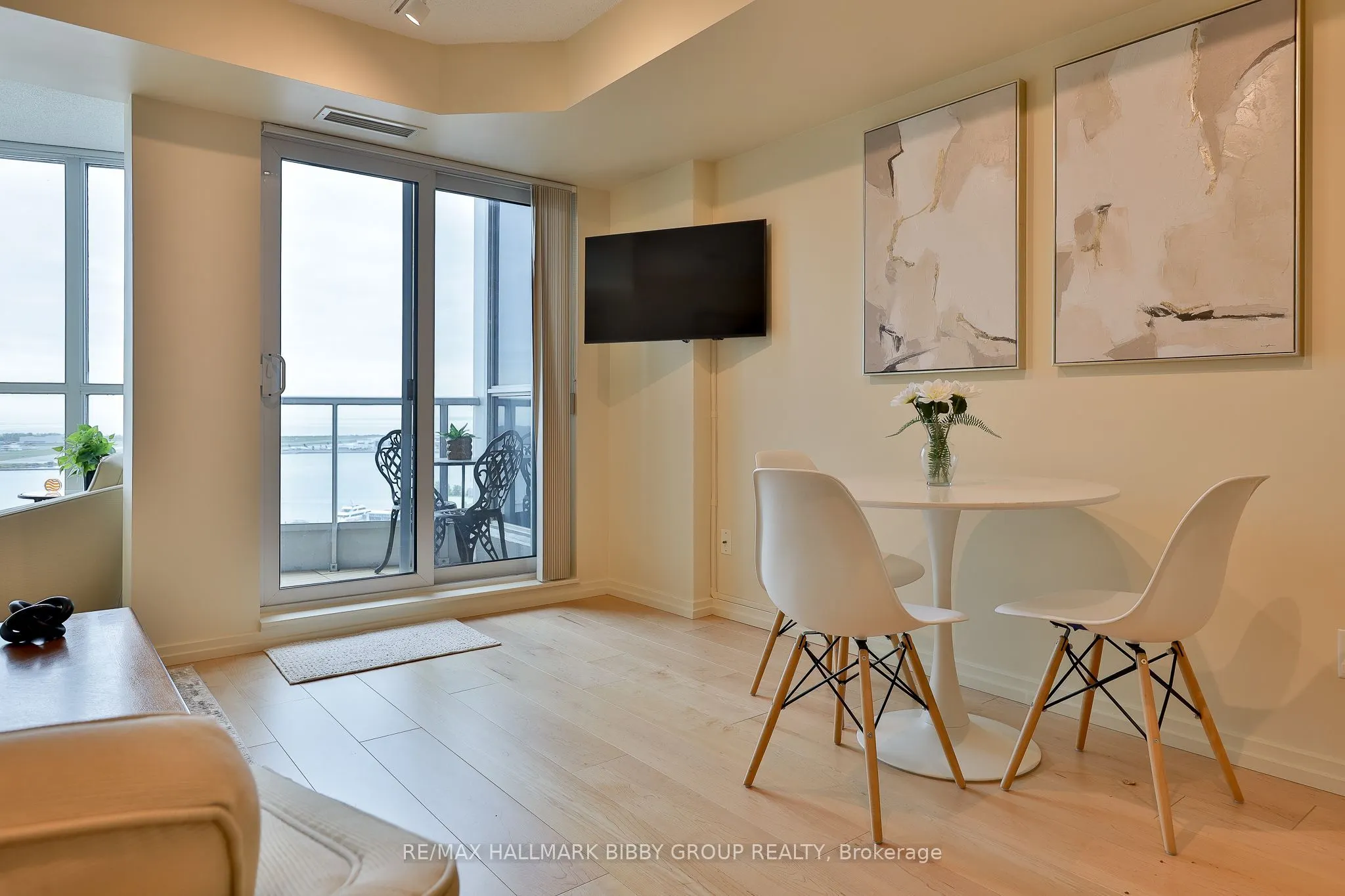 208 Queens Quay W #1911