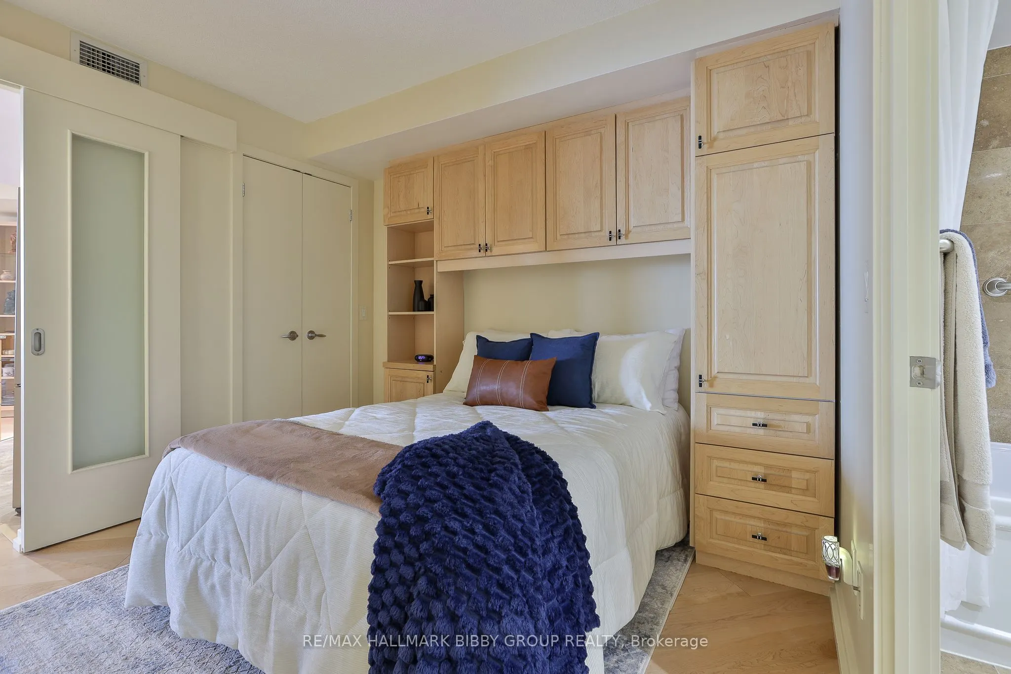 208 Queens Quay W #1911