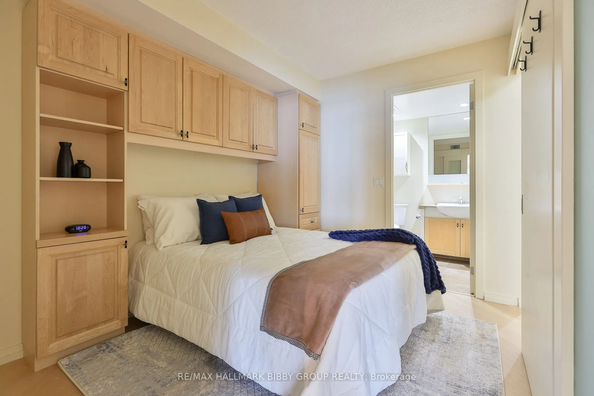 208 Queens Quay W #1911