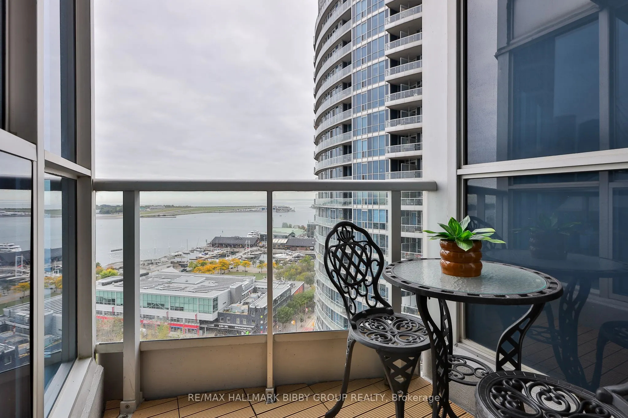 208 Queens Quay W #1911