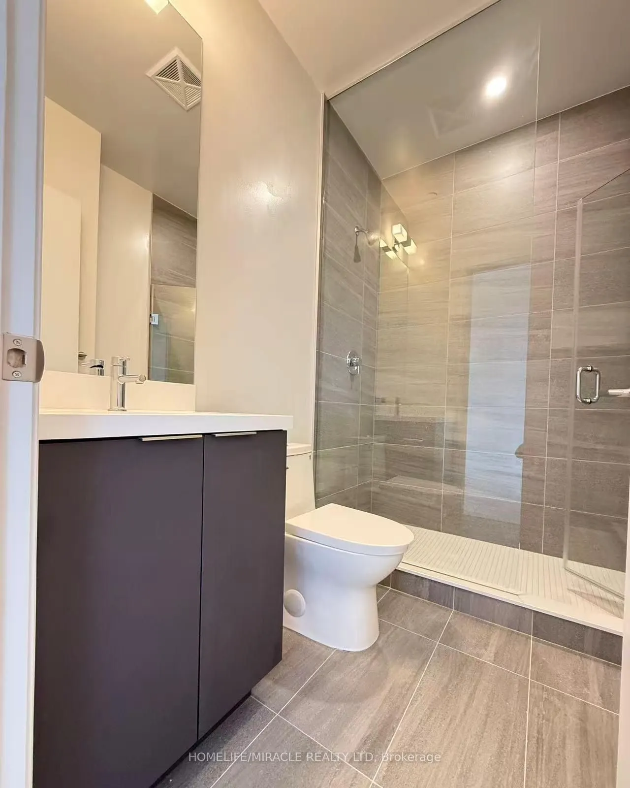 400 King Street W #2822
