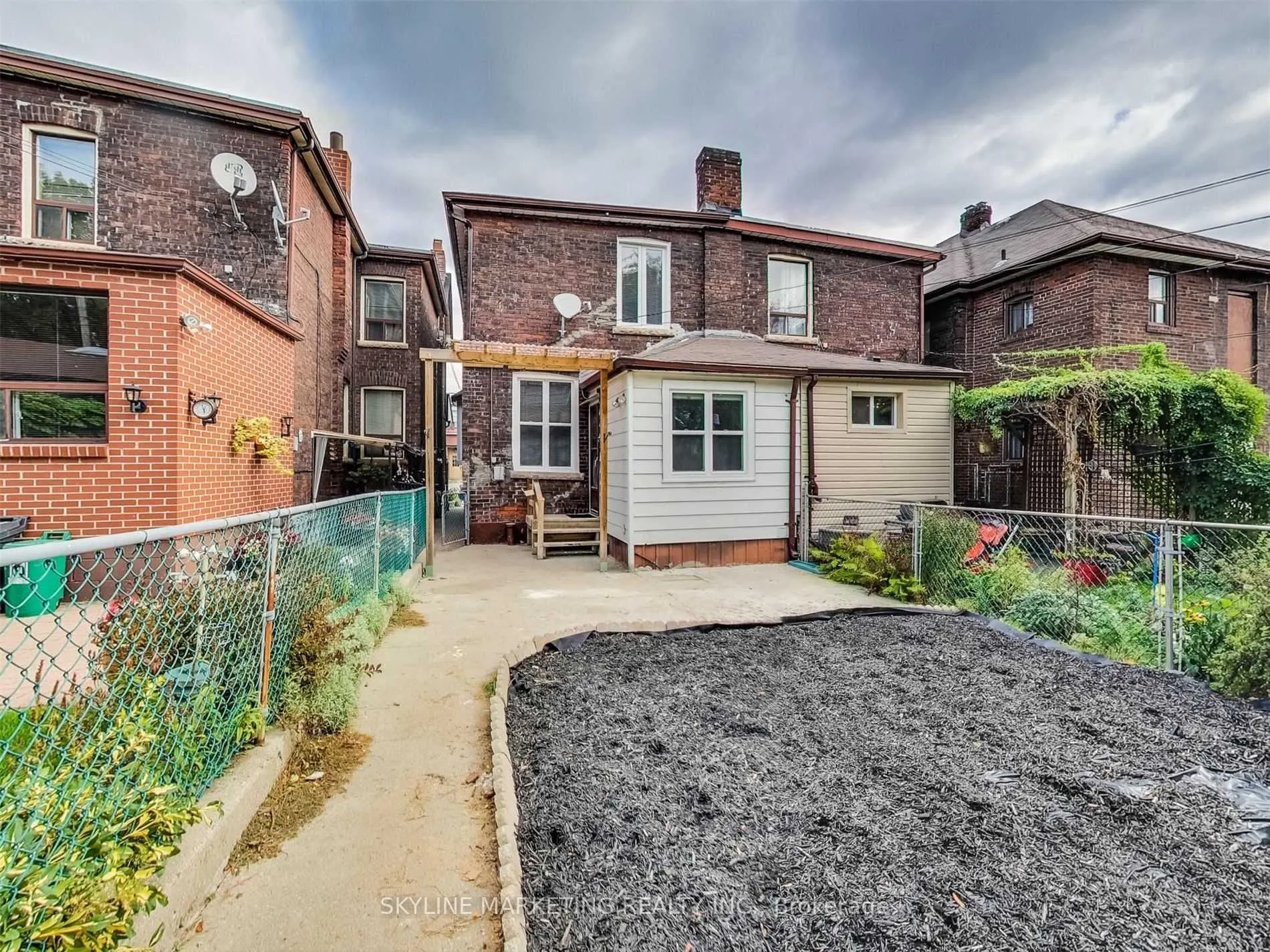596 Dufferin Street #Lower