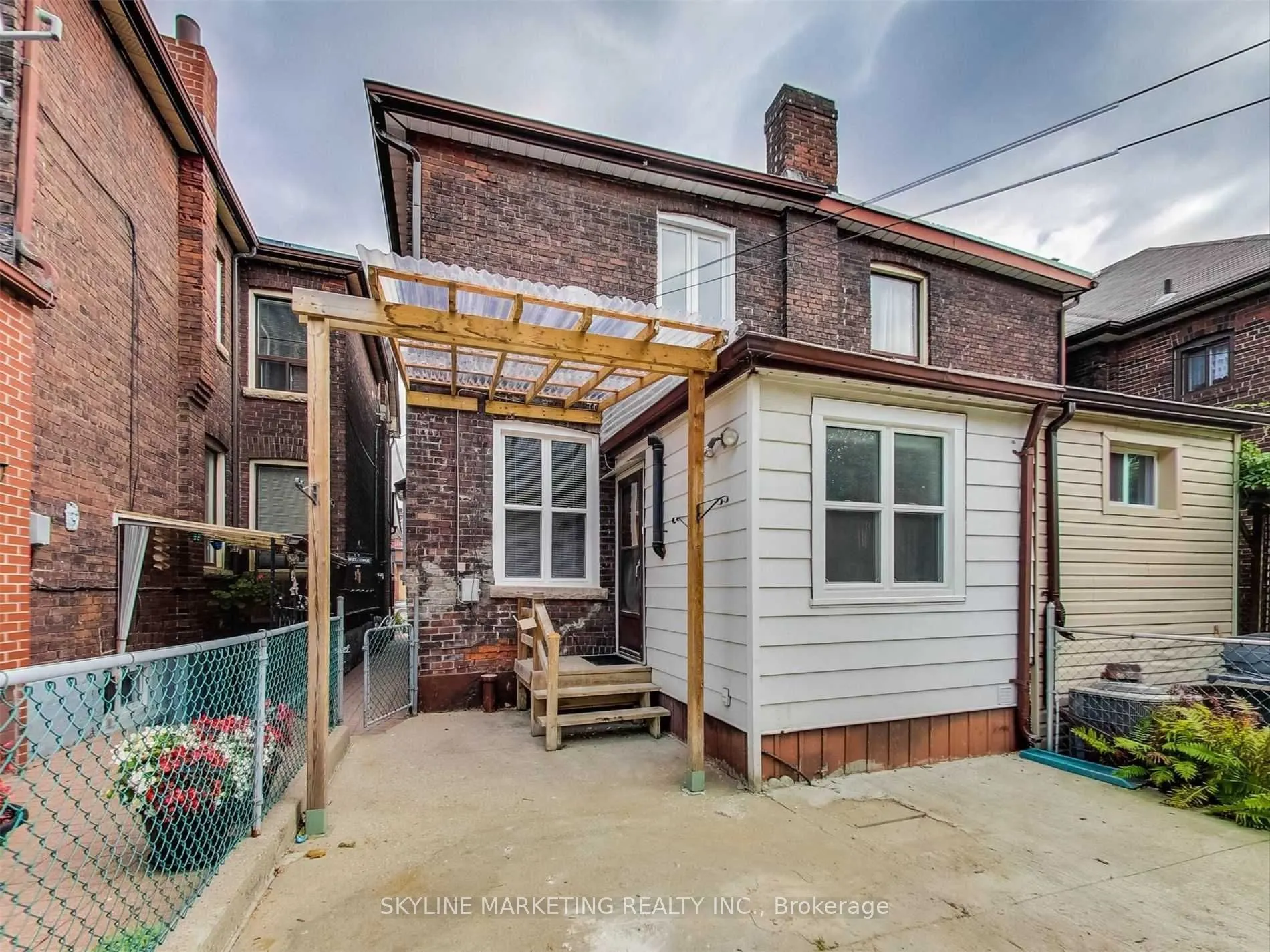 596 Dufferin Street #Lower