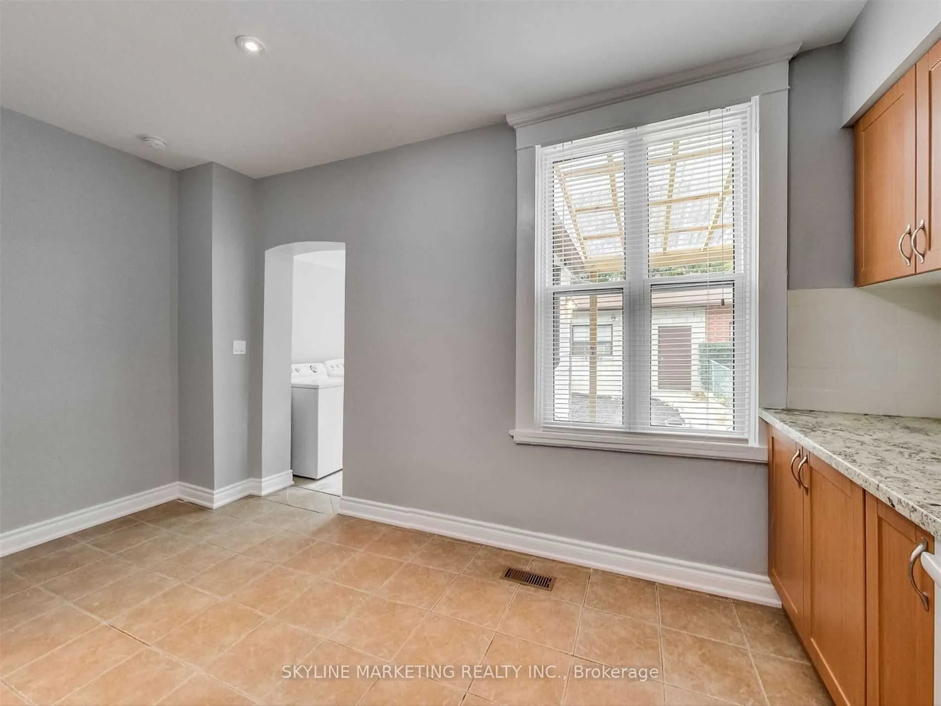596 Dufferin Street #Lower