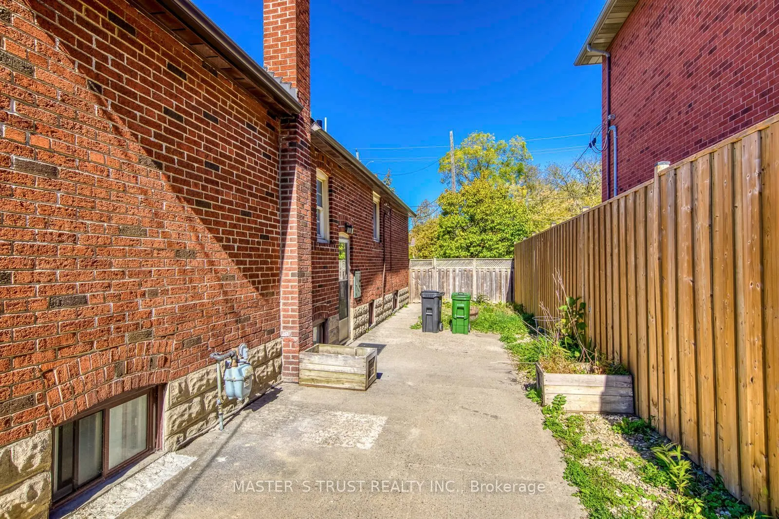 389 Lawrence Avenue W