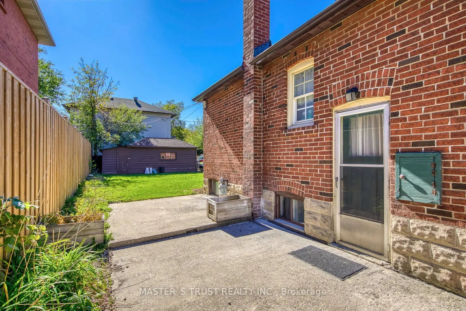 389 Lawrence Avenue W