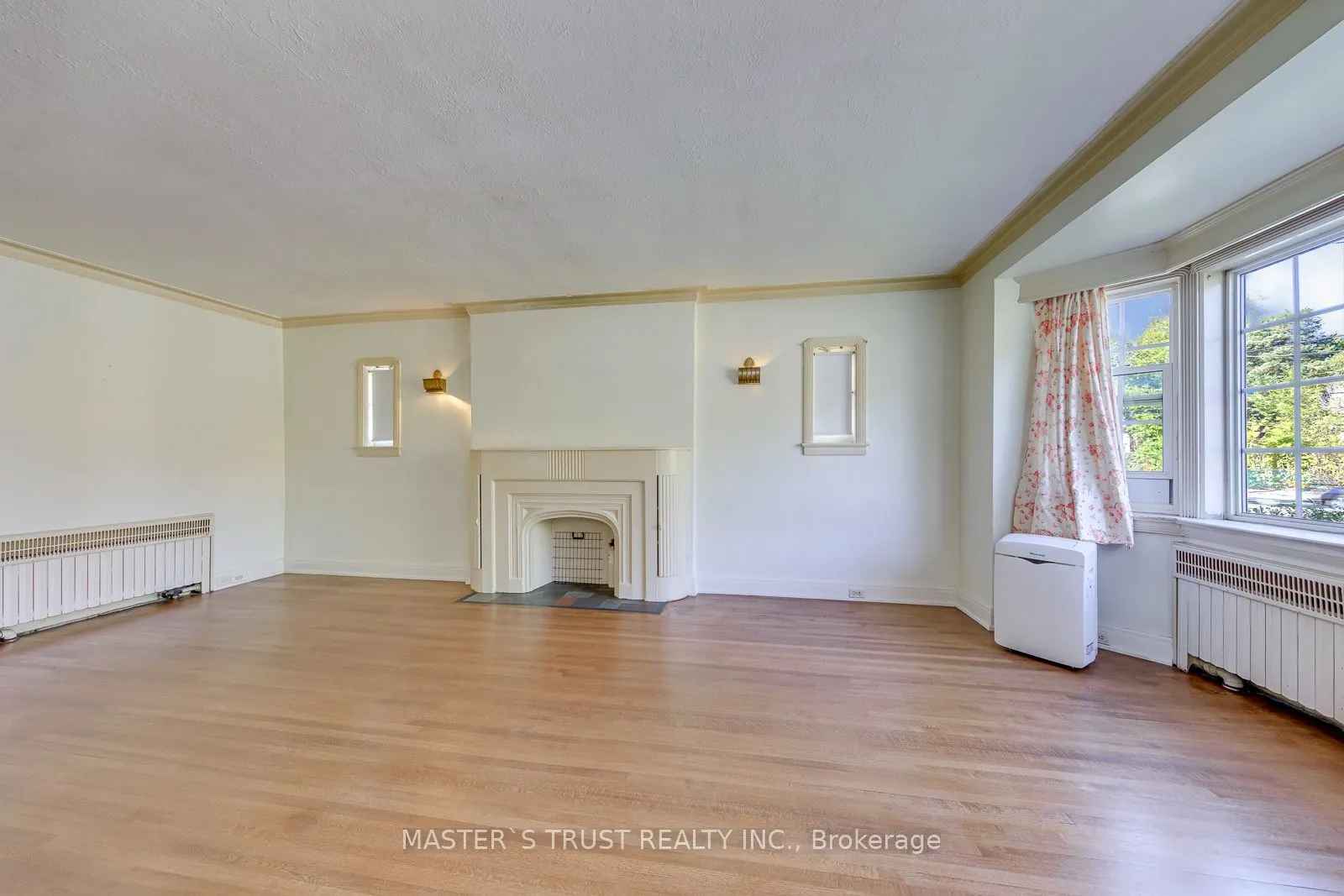 389 Lawrence Avenue W