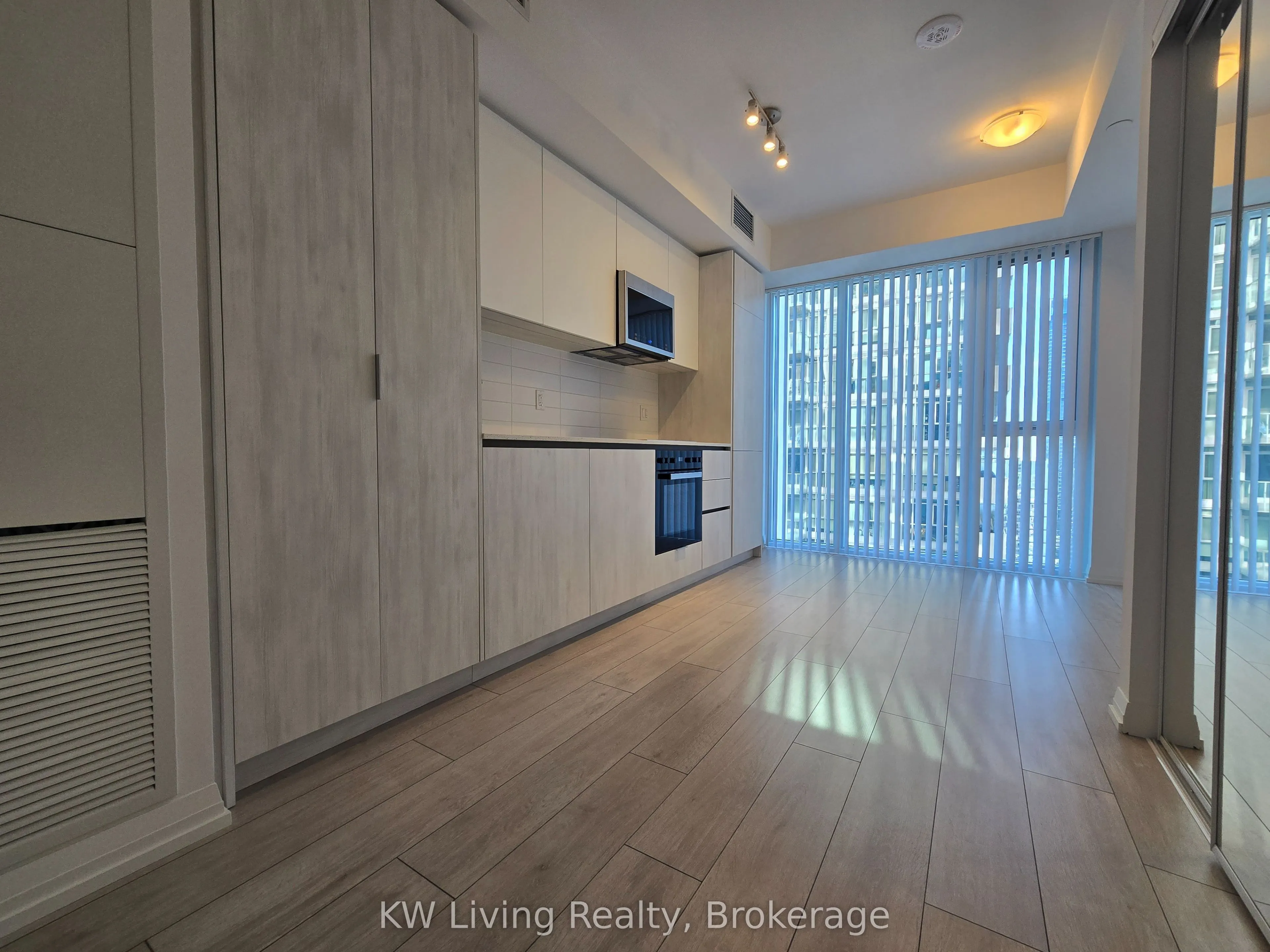 400 King Street W #2816