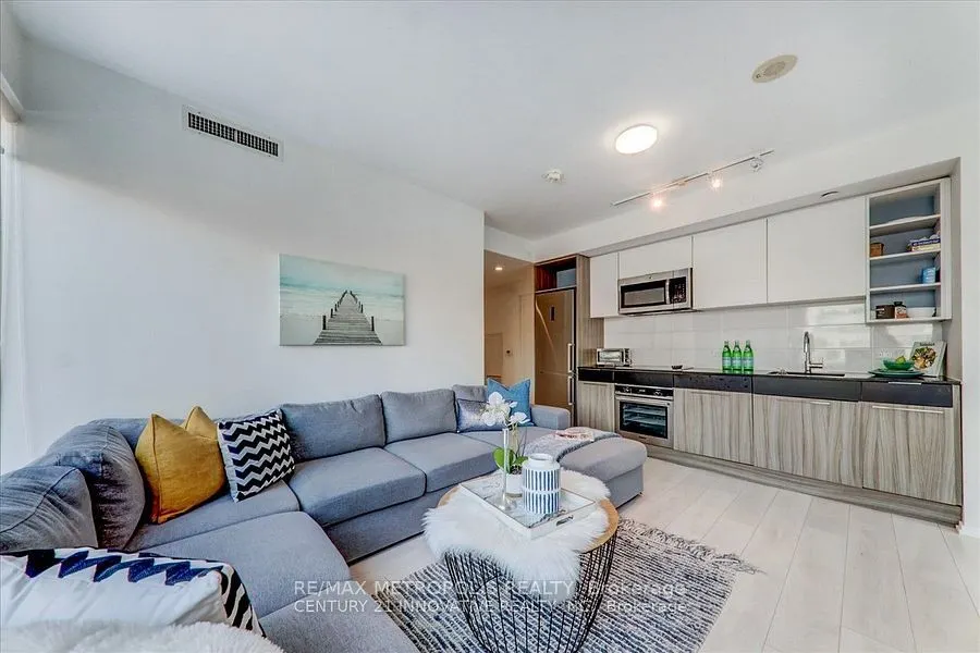 68 Shuter Street #605
