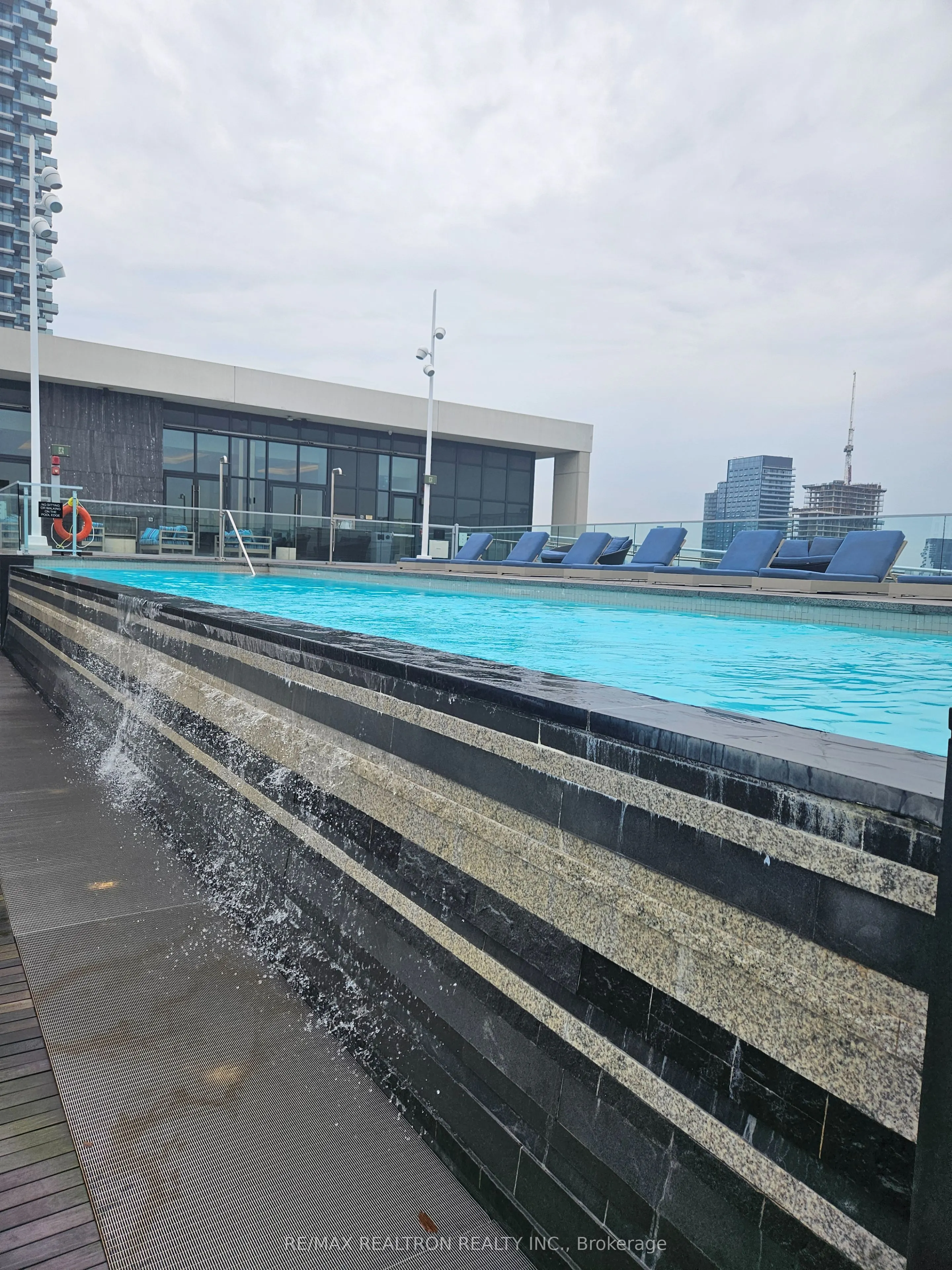 15 Merchant's Wharf #244
