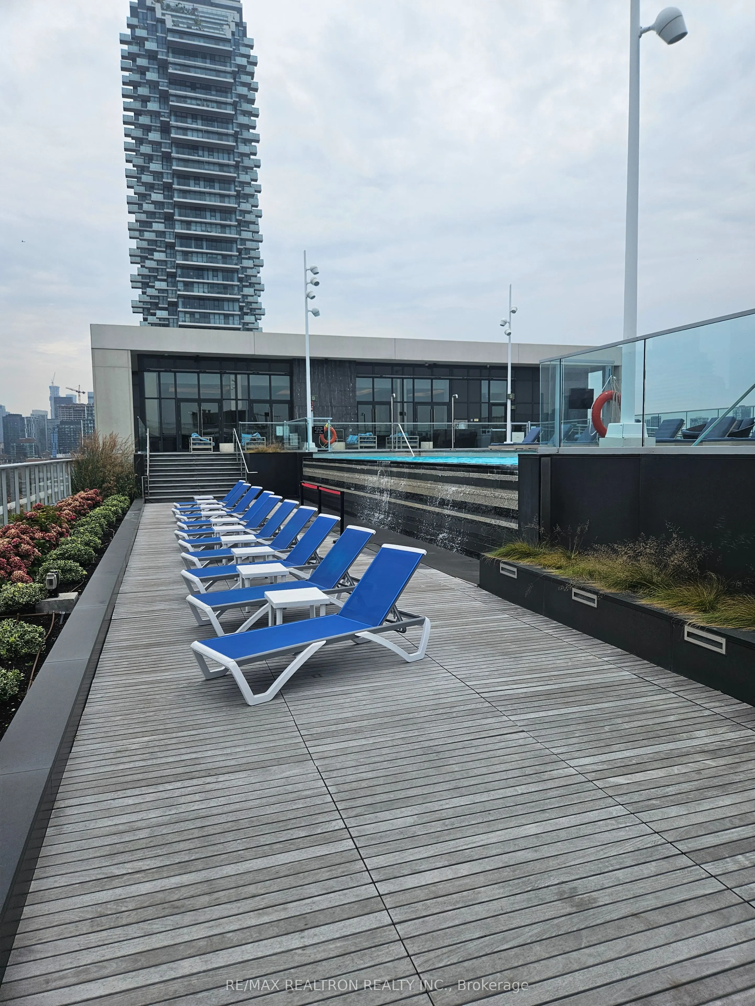 15 Merchant's Wharf #244