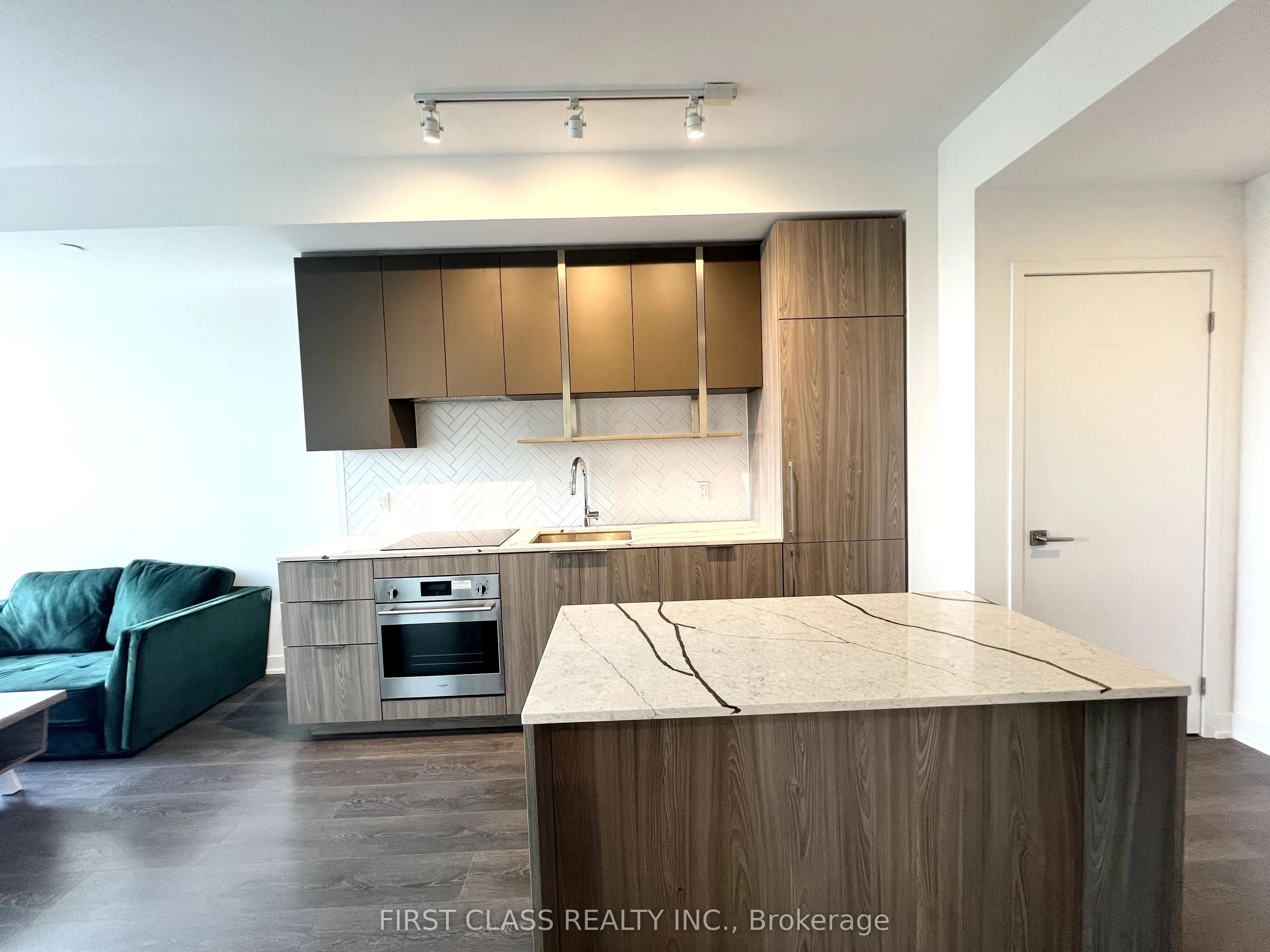 15 Holmes Avenue #910