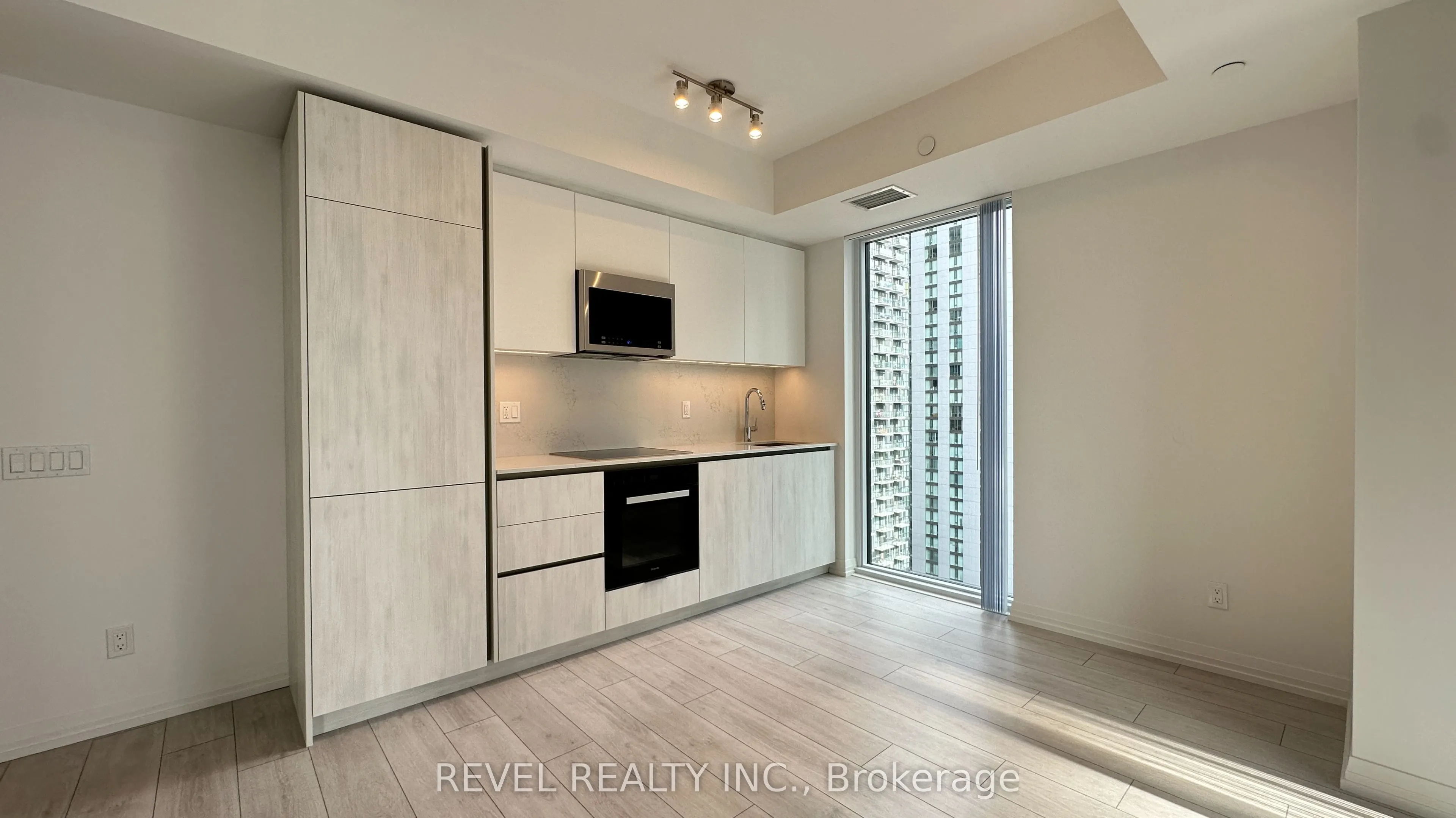 400 King Street W #2808