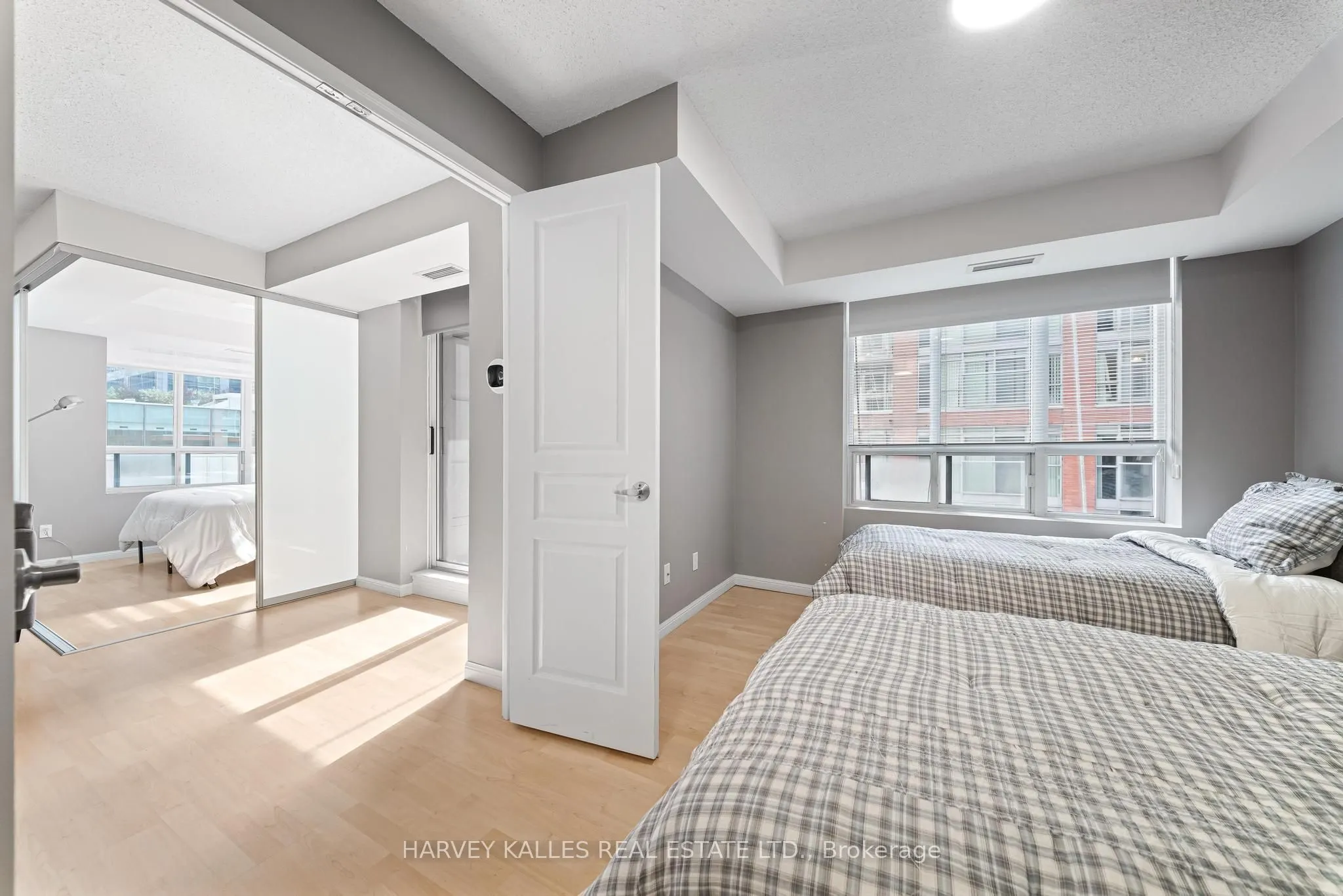 140 Simcoe Street #515