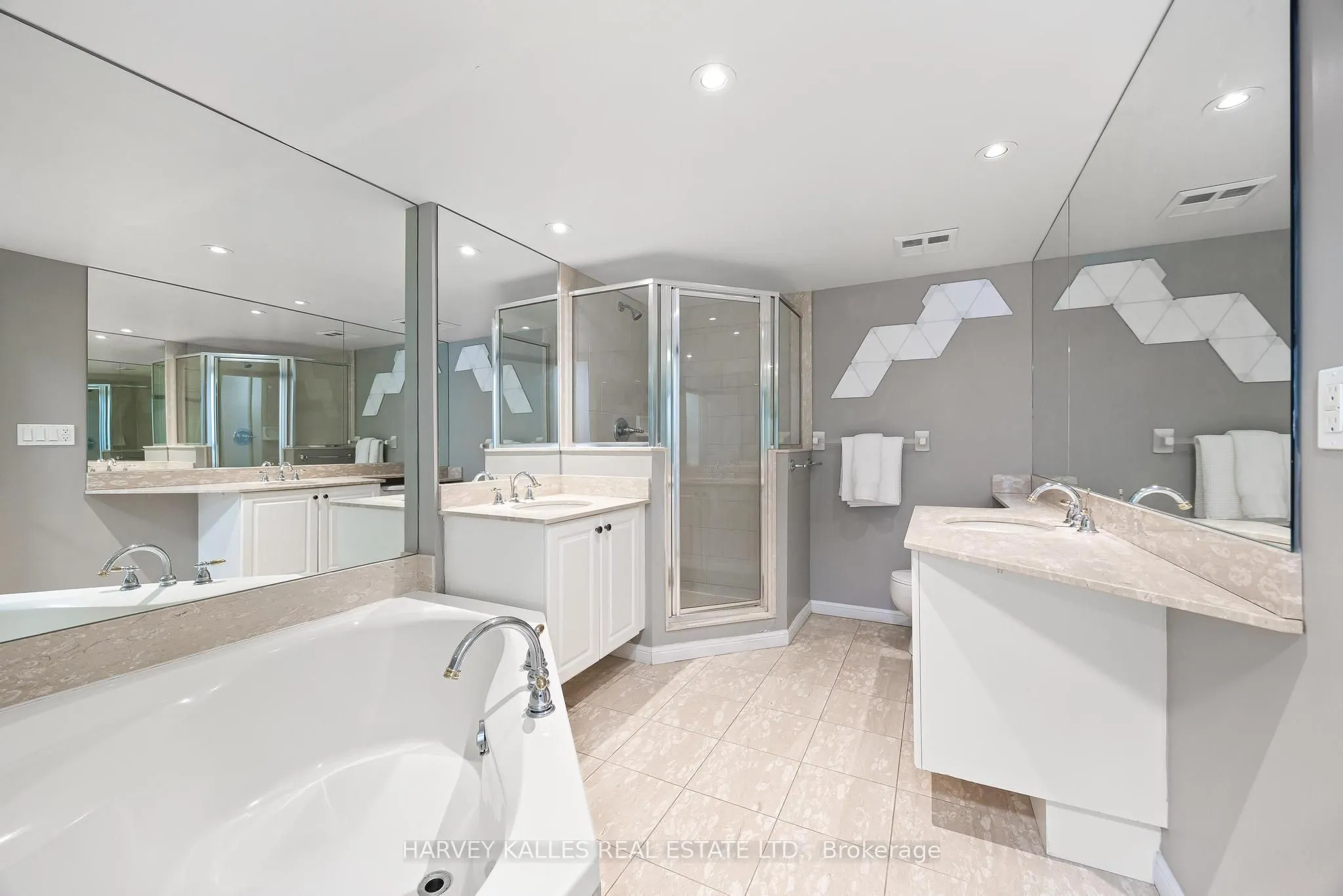140 Simcoe Street #515