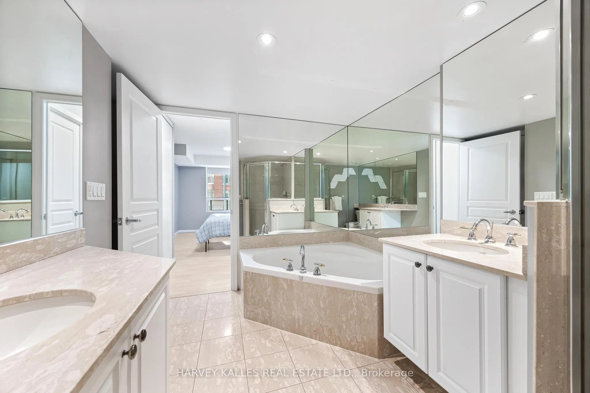 140 Simcoe Street #515