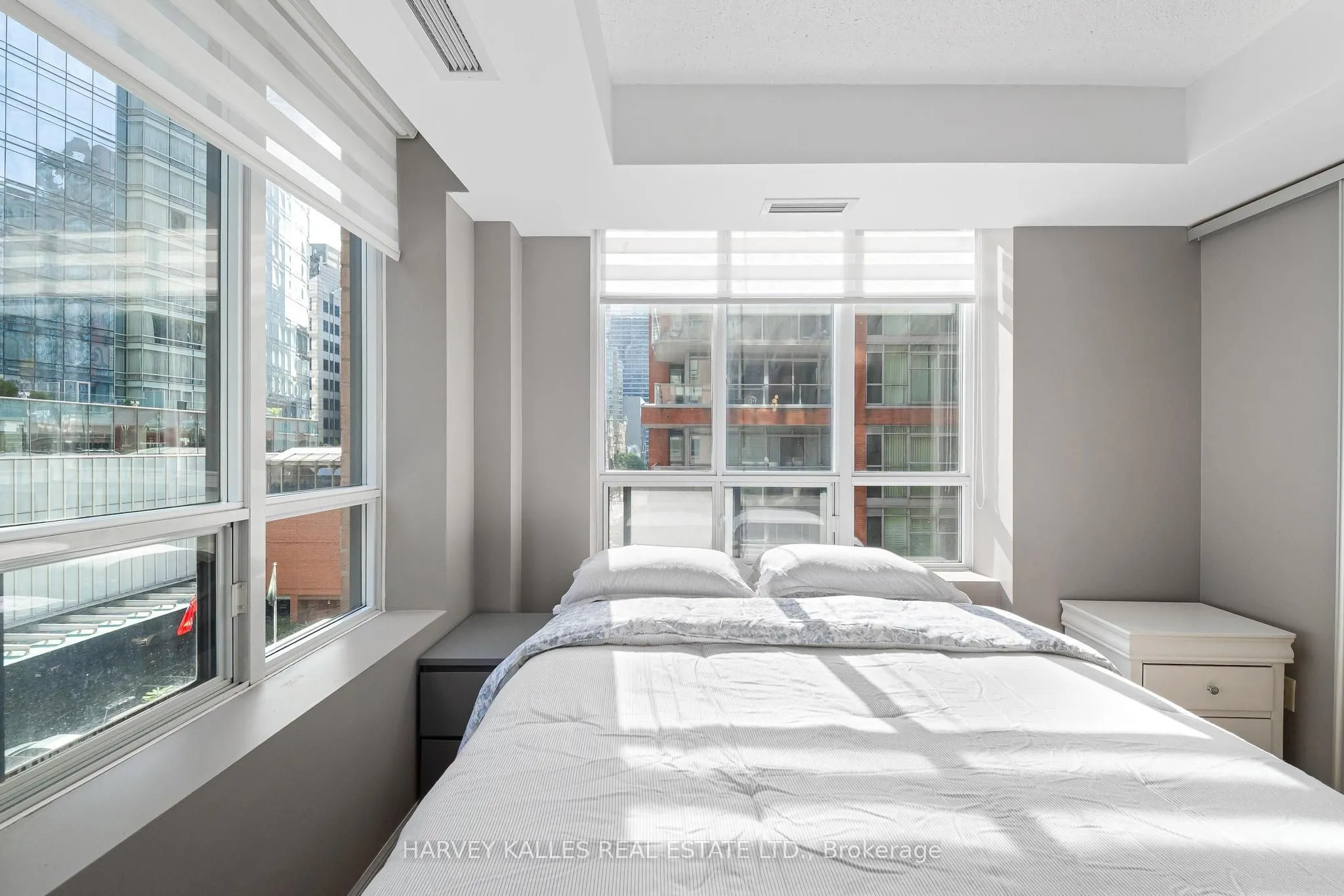 140 Simcoe Street #515