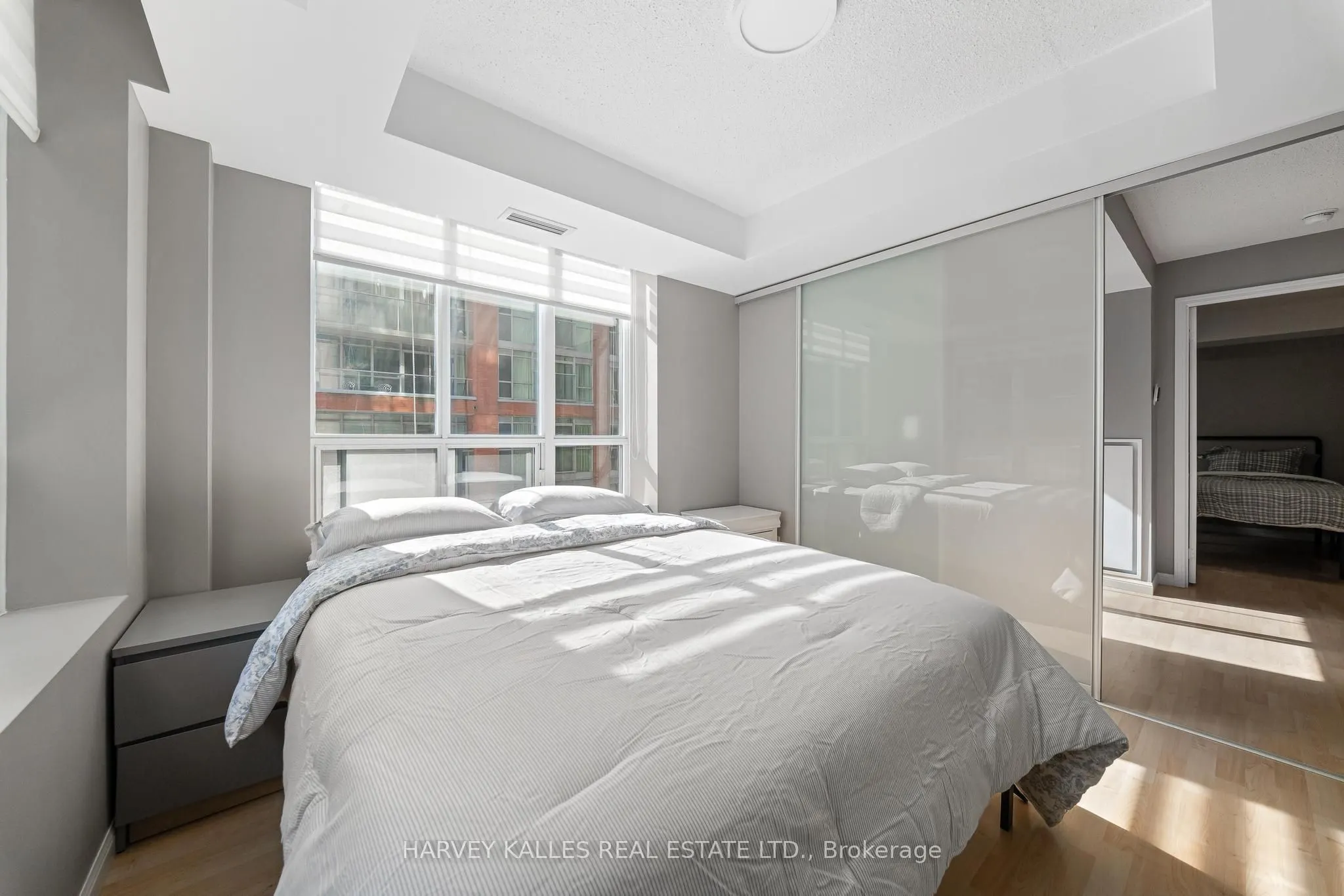 140 Simcoe Street #515
