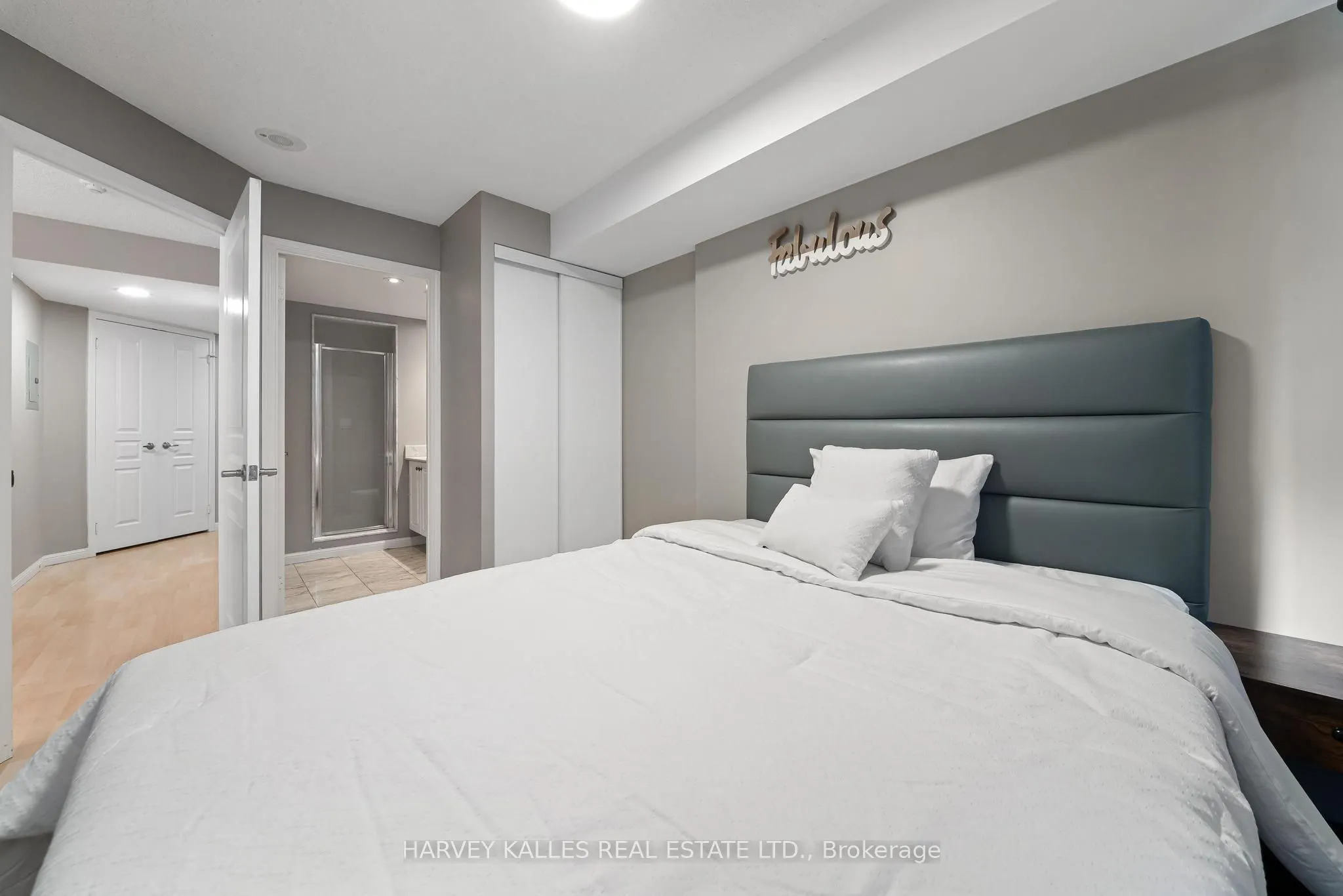 140 Simcoe Street #515