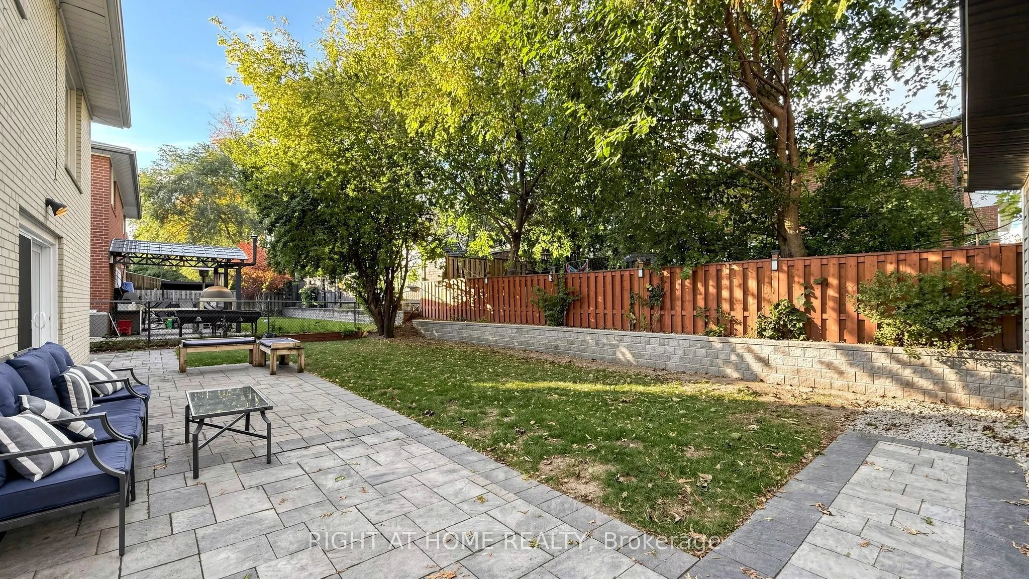 24 Stonedene Boulevard