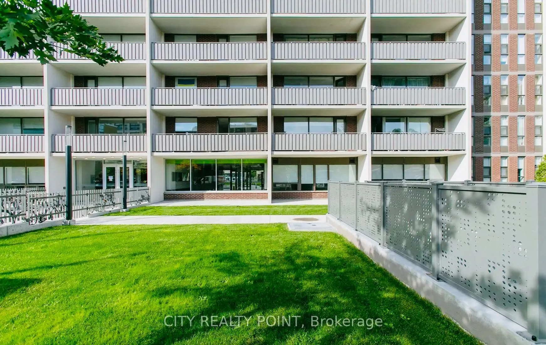 666 Spadina Avenue #404