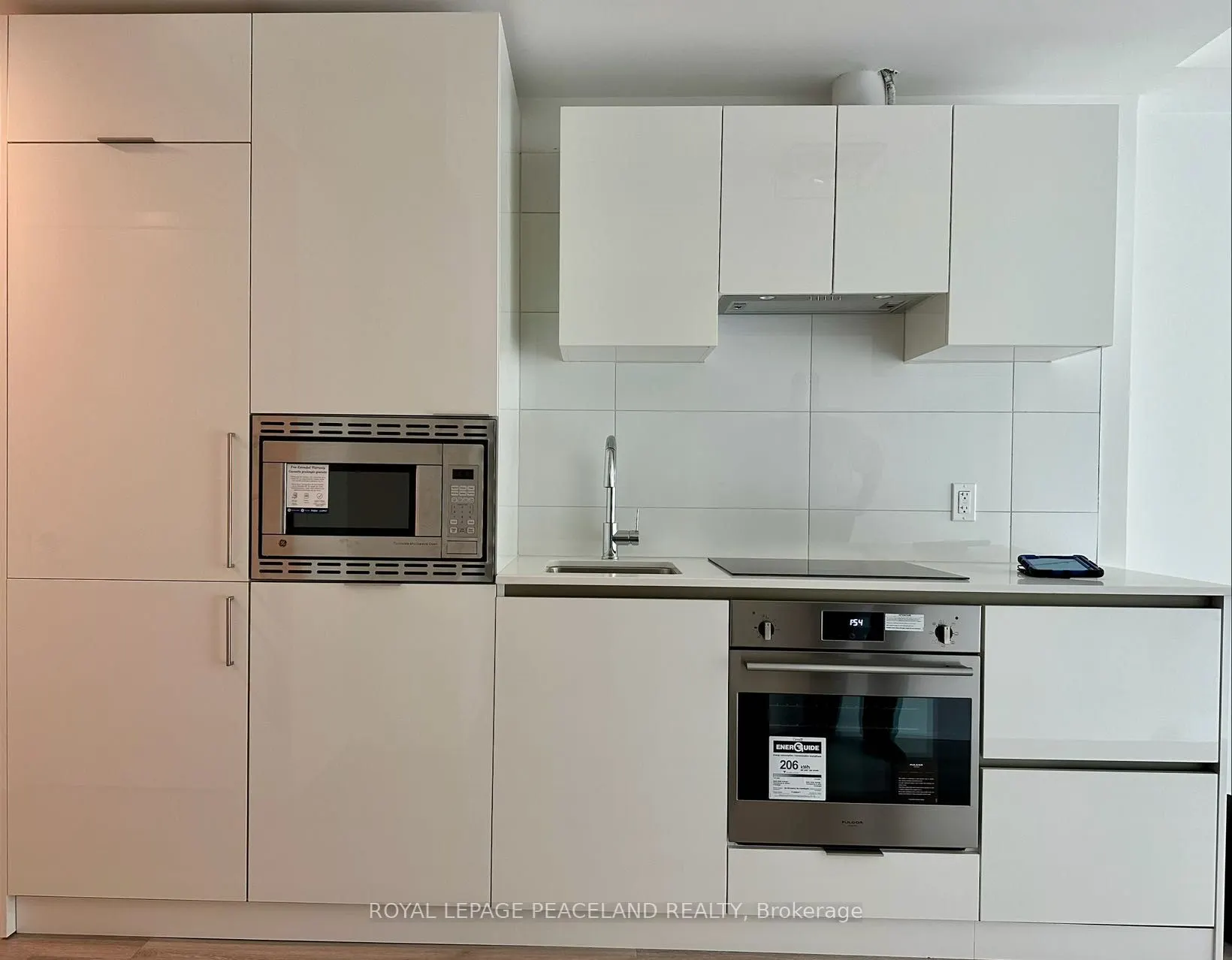 230 Simcoe Street #827