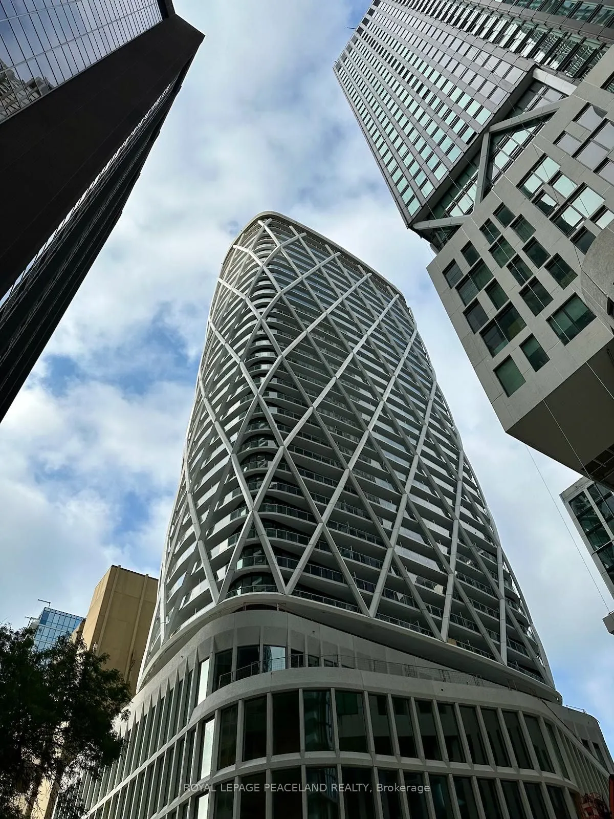 230 Simcoe Street #827