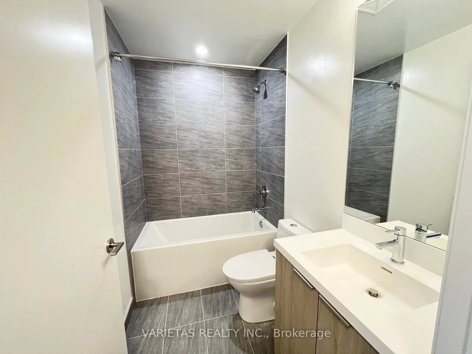 400 King Street W #2829