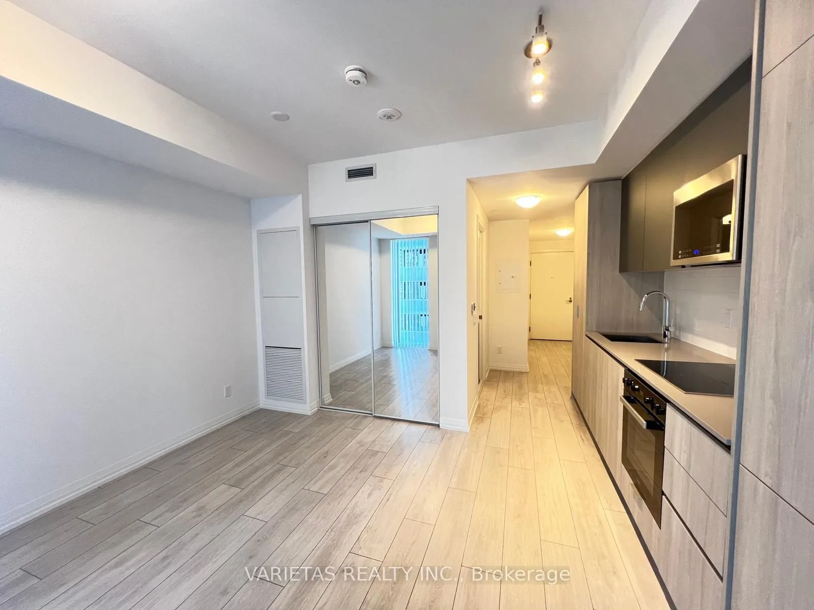 400 King Street W #2829