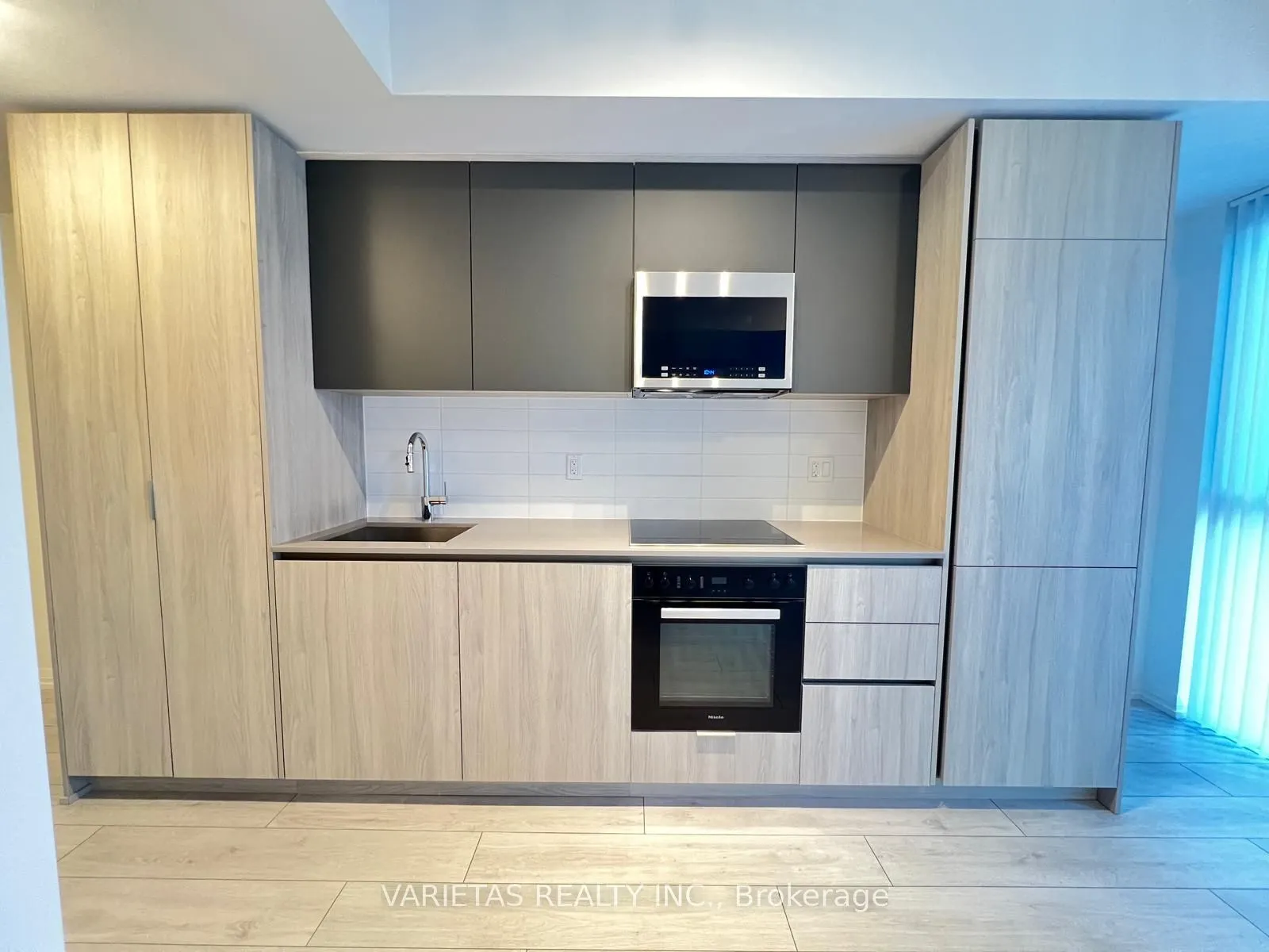 400 King Street W #2829