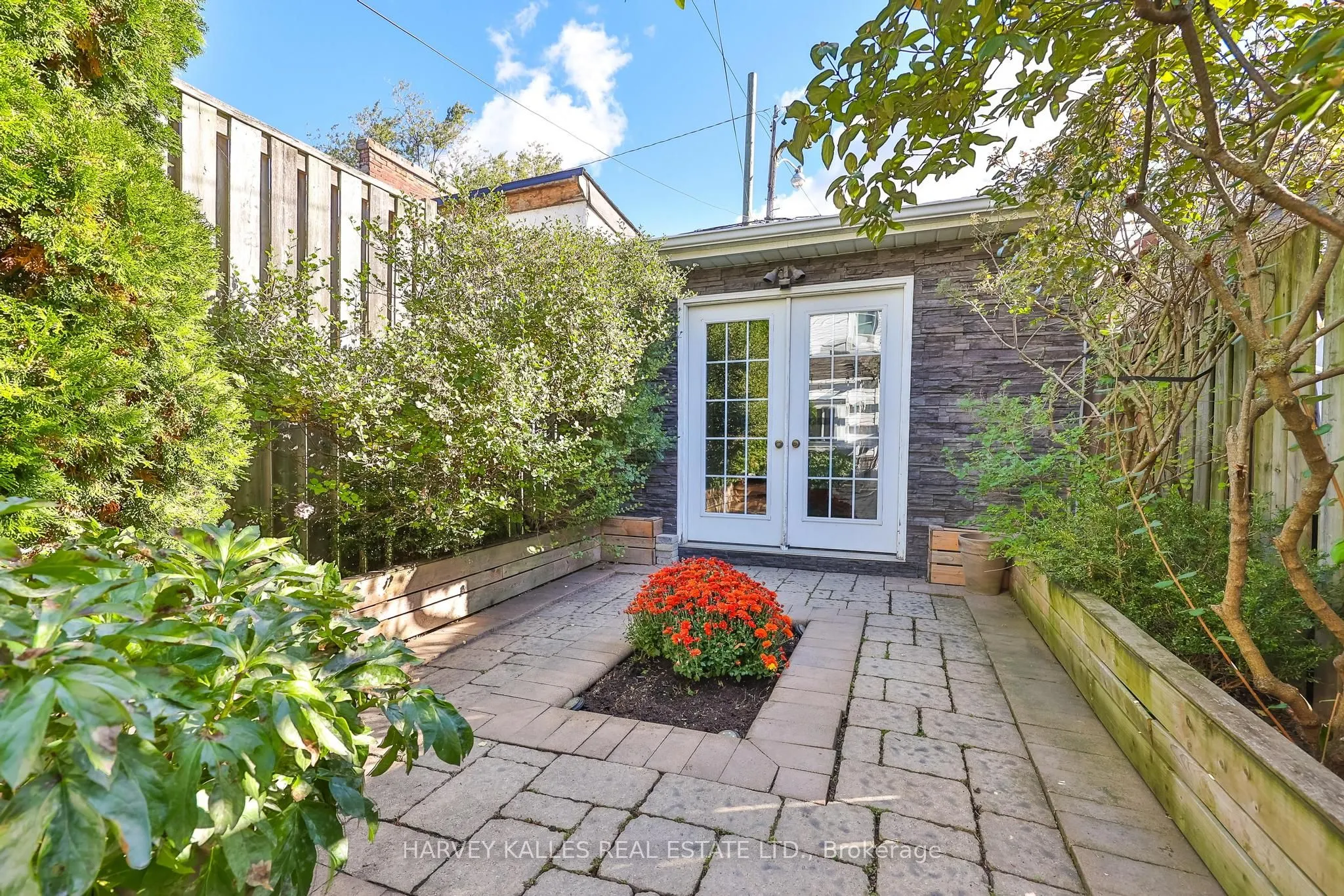 495 Roxton Road