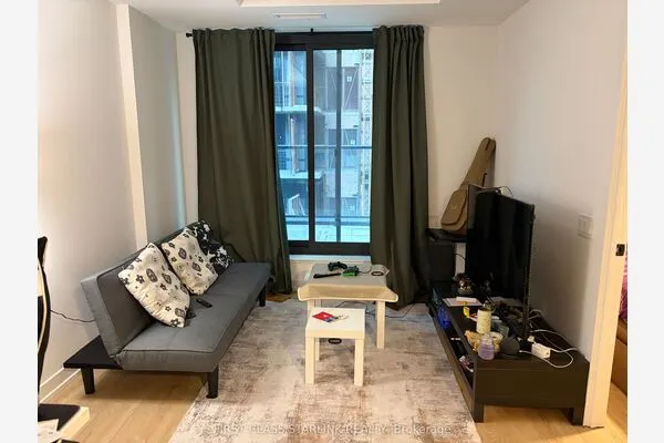 35 Parliament Street #817