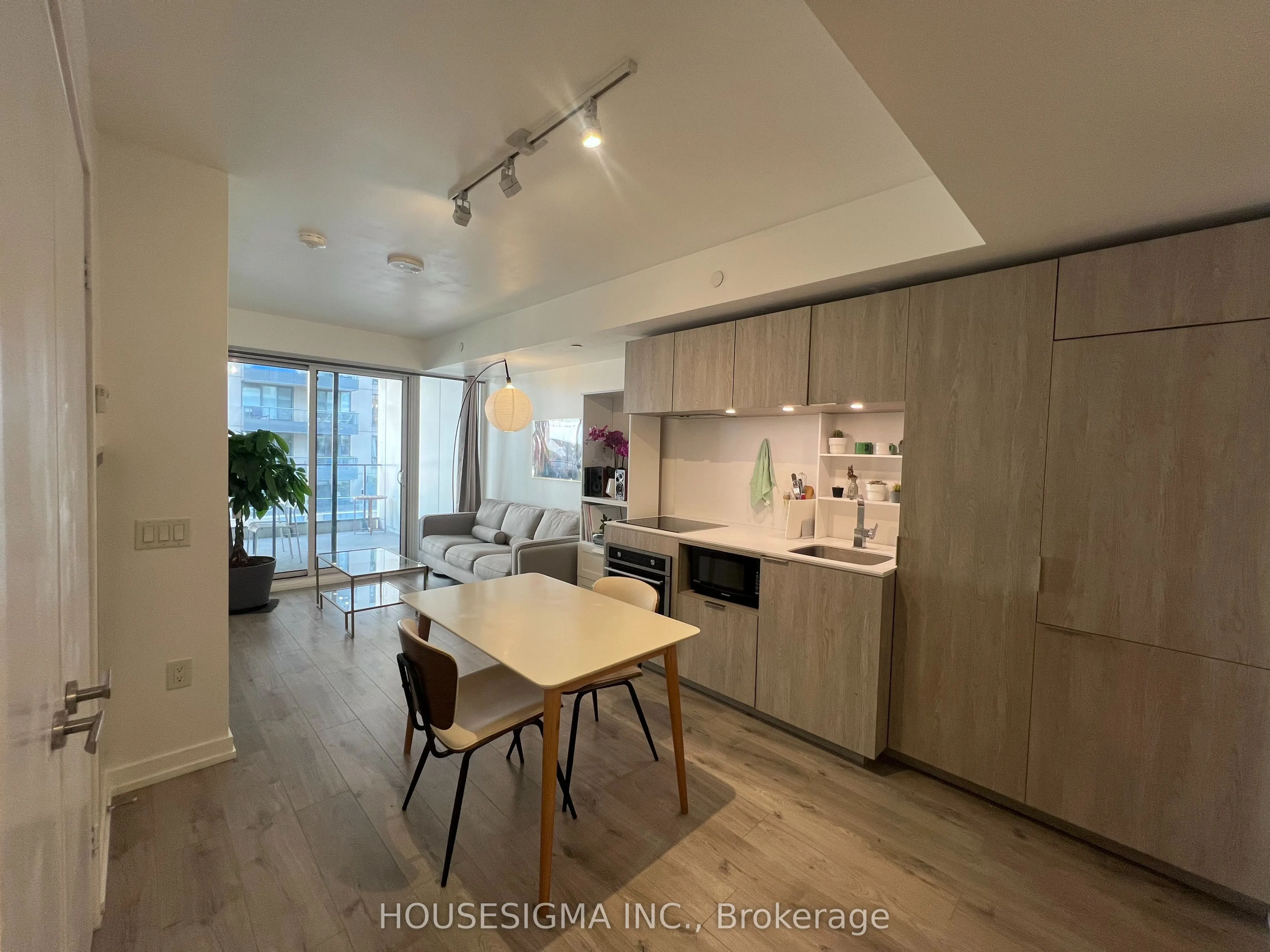 77 Shuter Street #612
