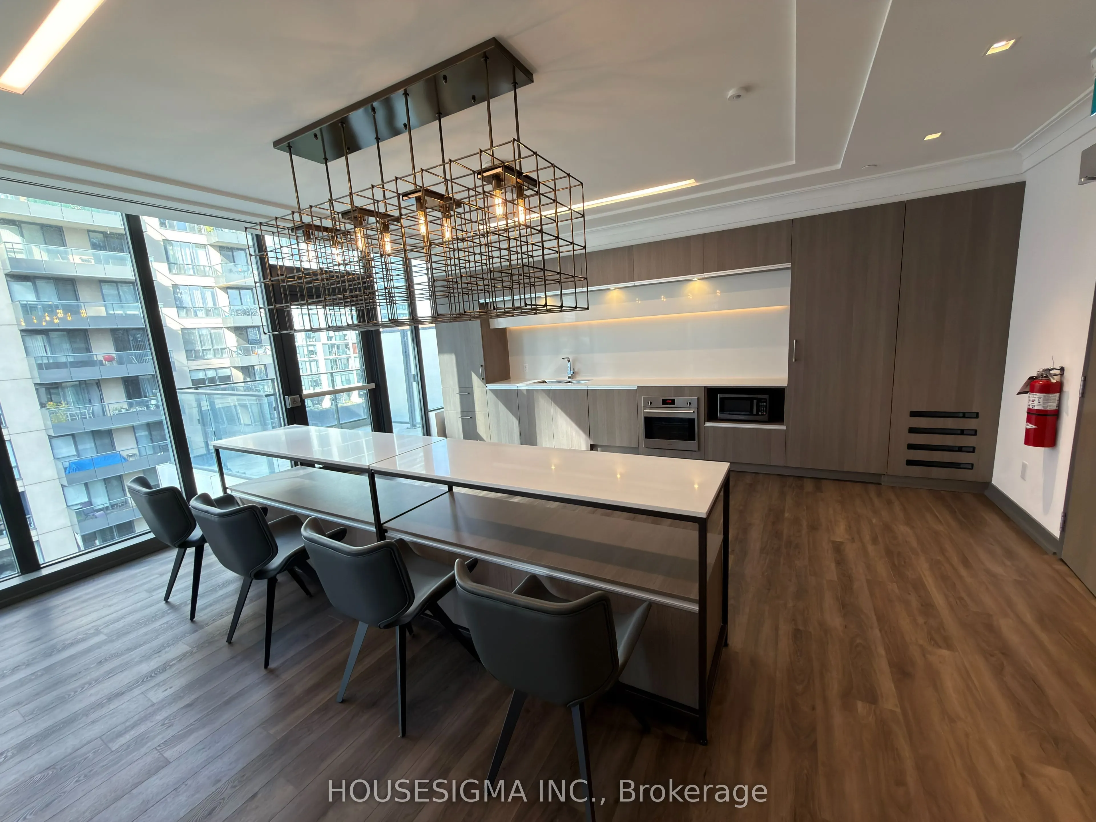 77 Shuter Street #612