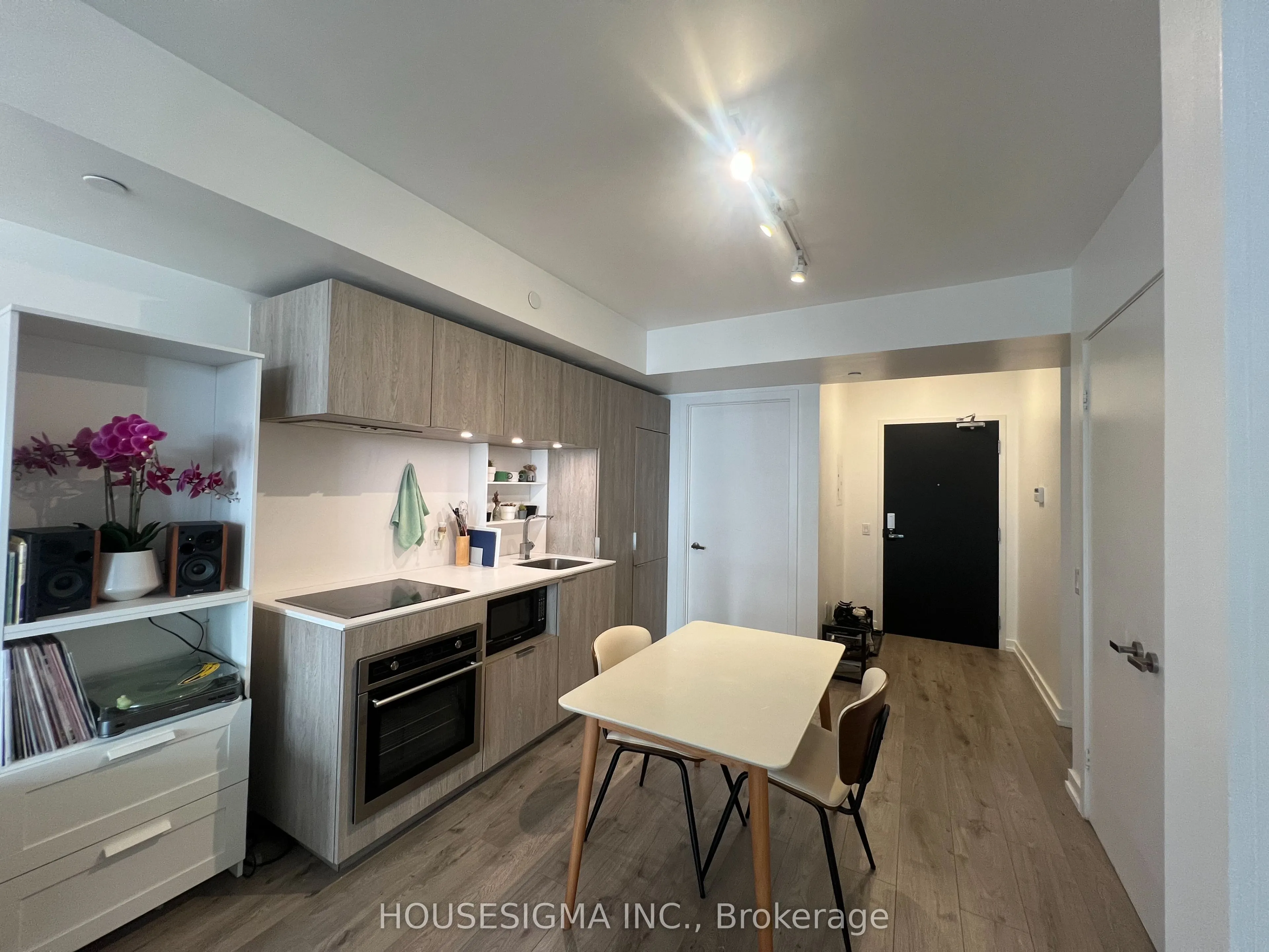 77 Shuter Street #612