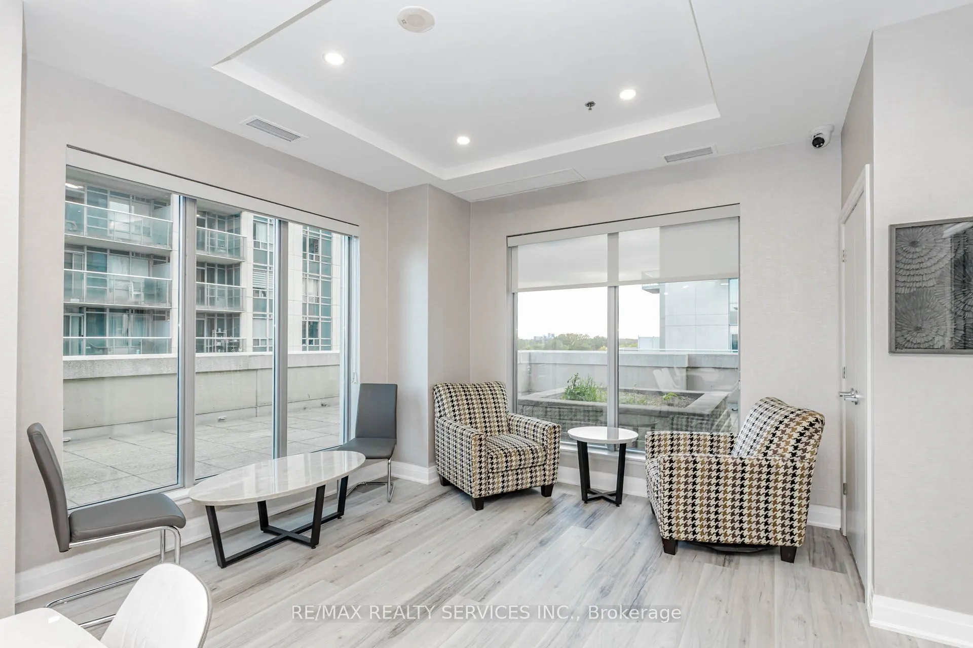 19 Avondale Avenue #208