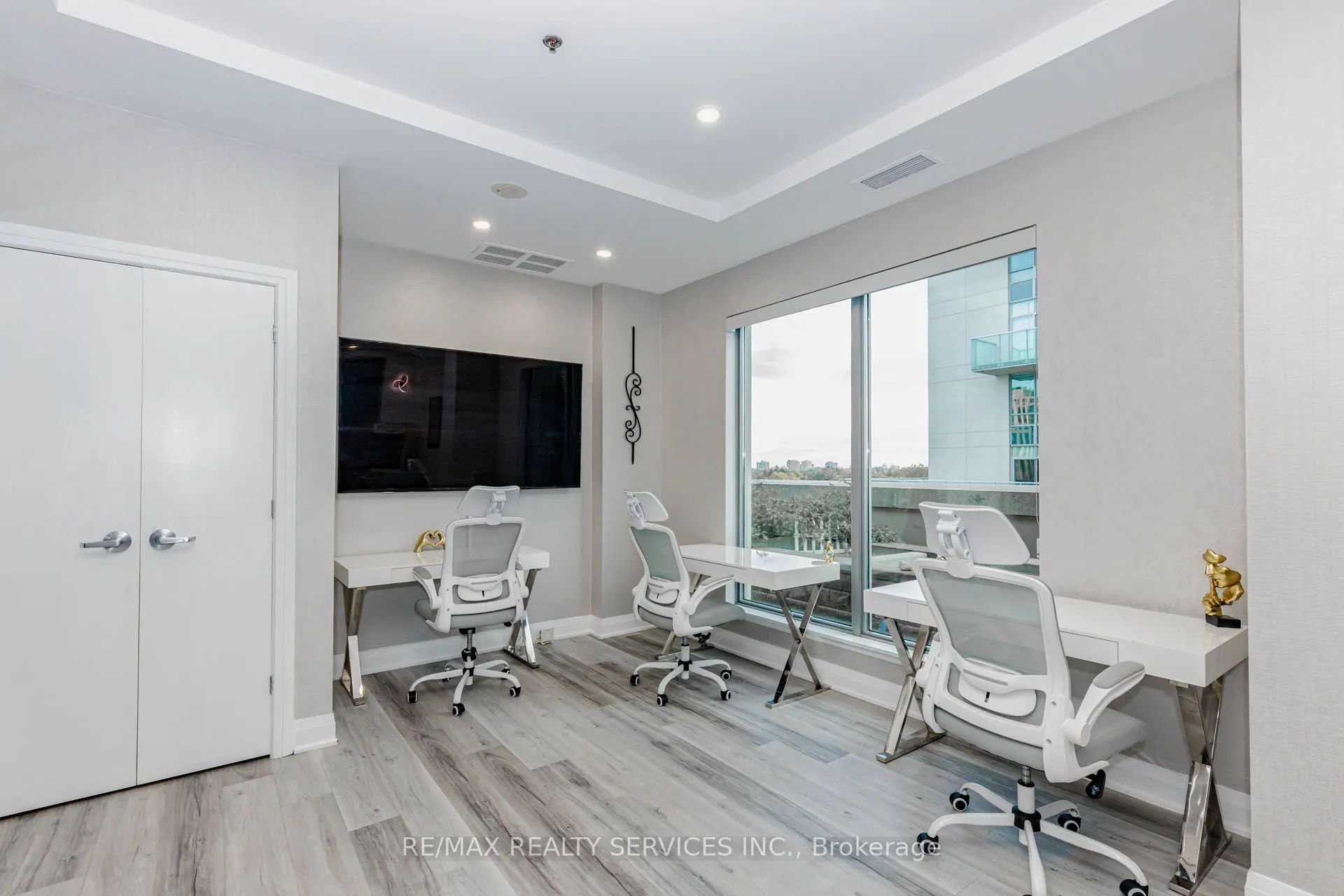 19 Avondale Avenue #208