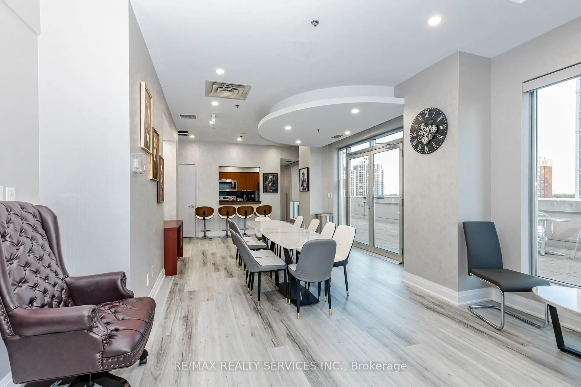 19 Avondale Avenue #208