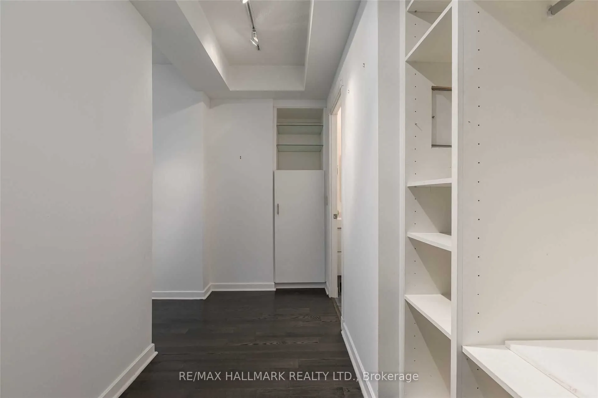 438 Richmond Street W #215