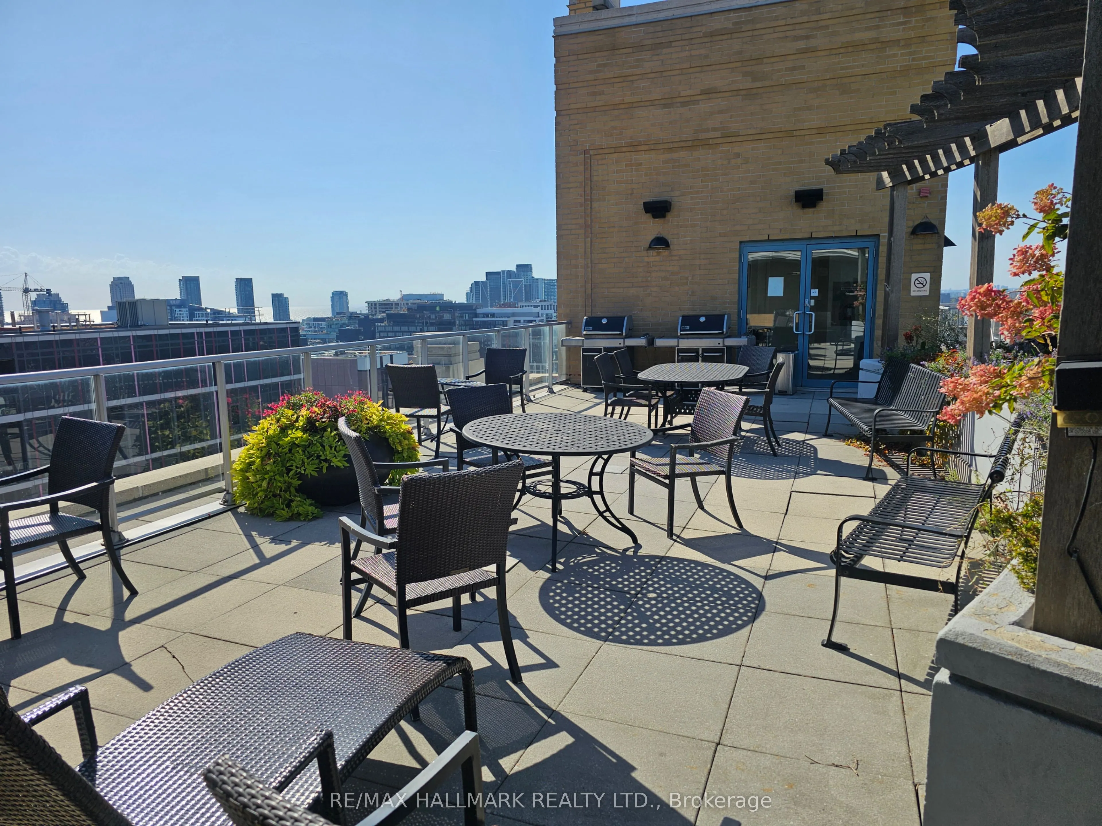 438 Richmond Street W #215