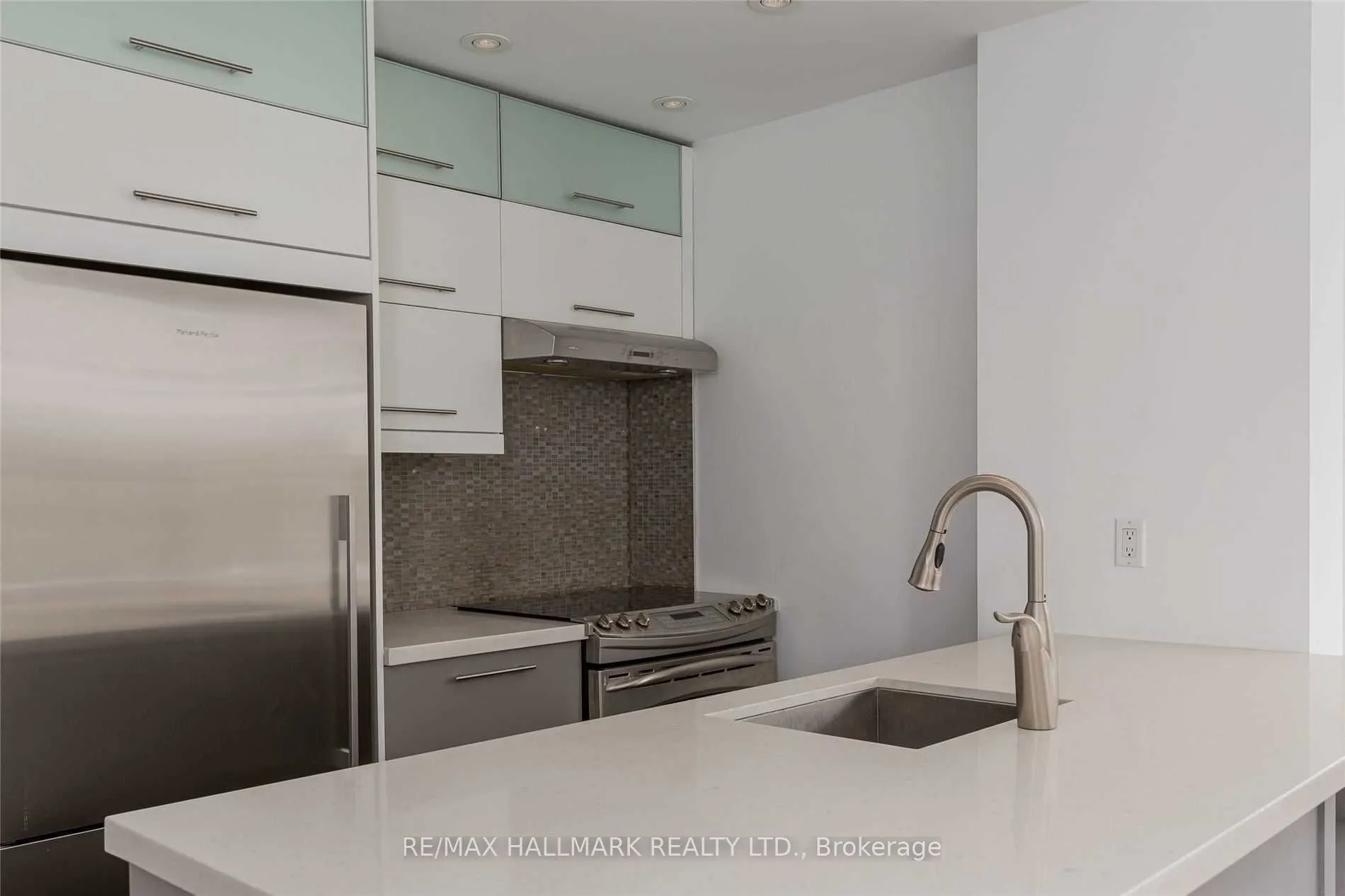 438 Richmond Street W #215