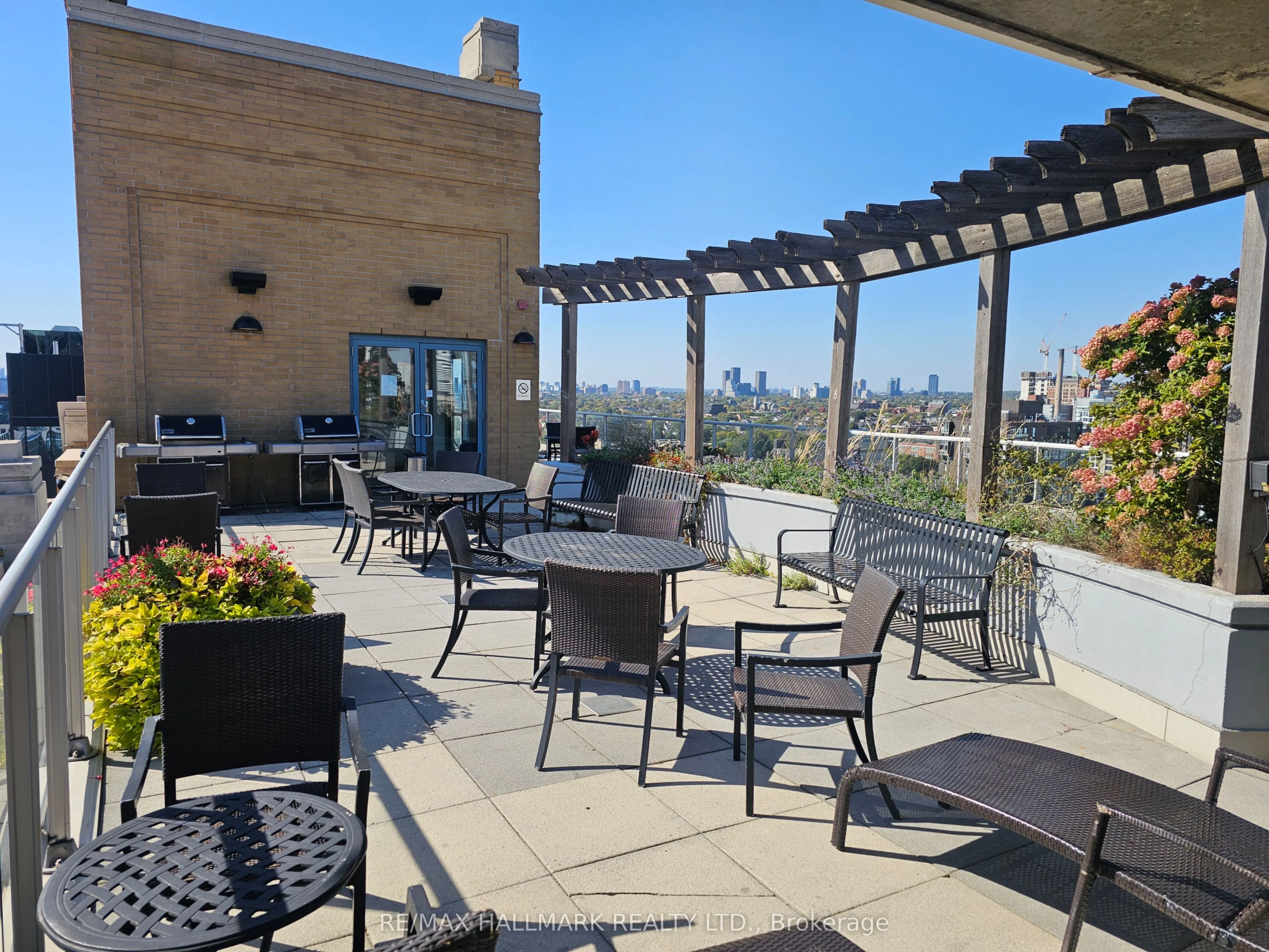 438 Richmond Street W #215