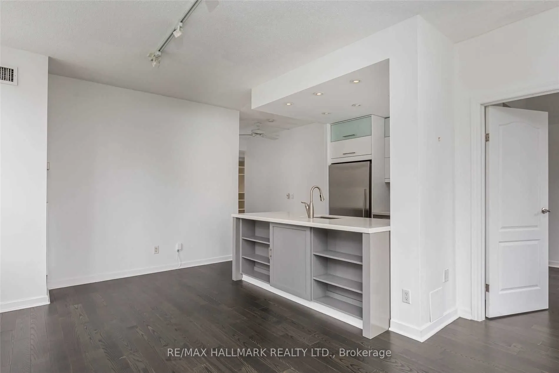 438 Richmond Street W #215