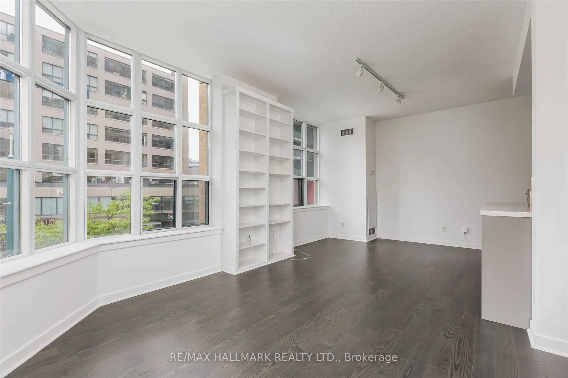 438 Richmond Street W #215