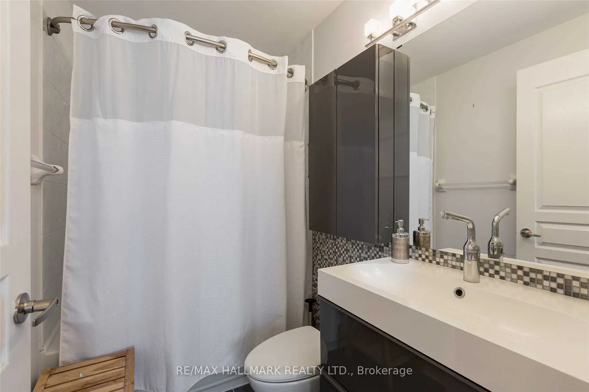438 Richmond Street W #215