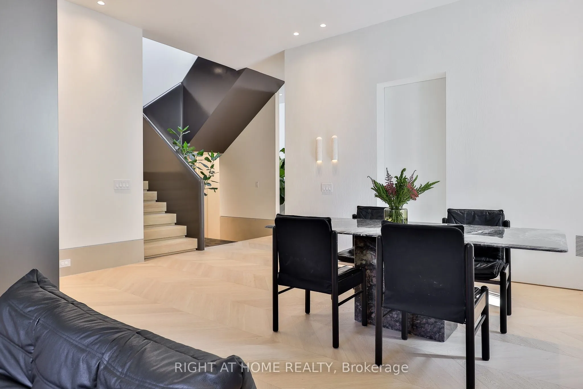 127 Yonge Boulevard