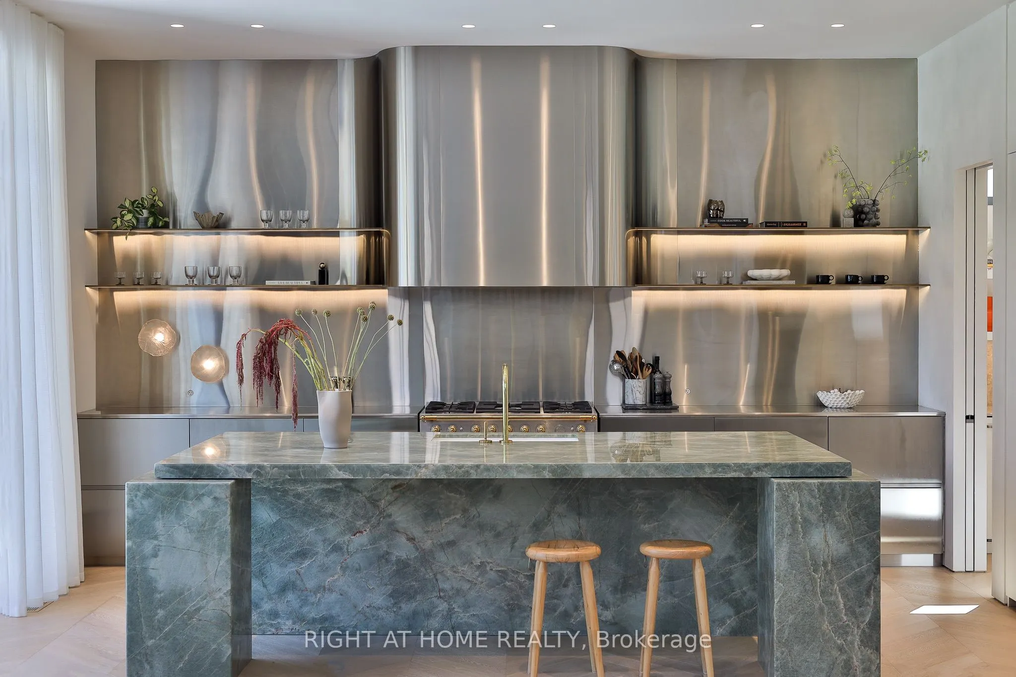 127 Yonge Boulevard