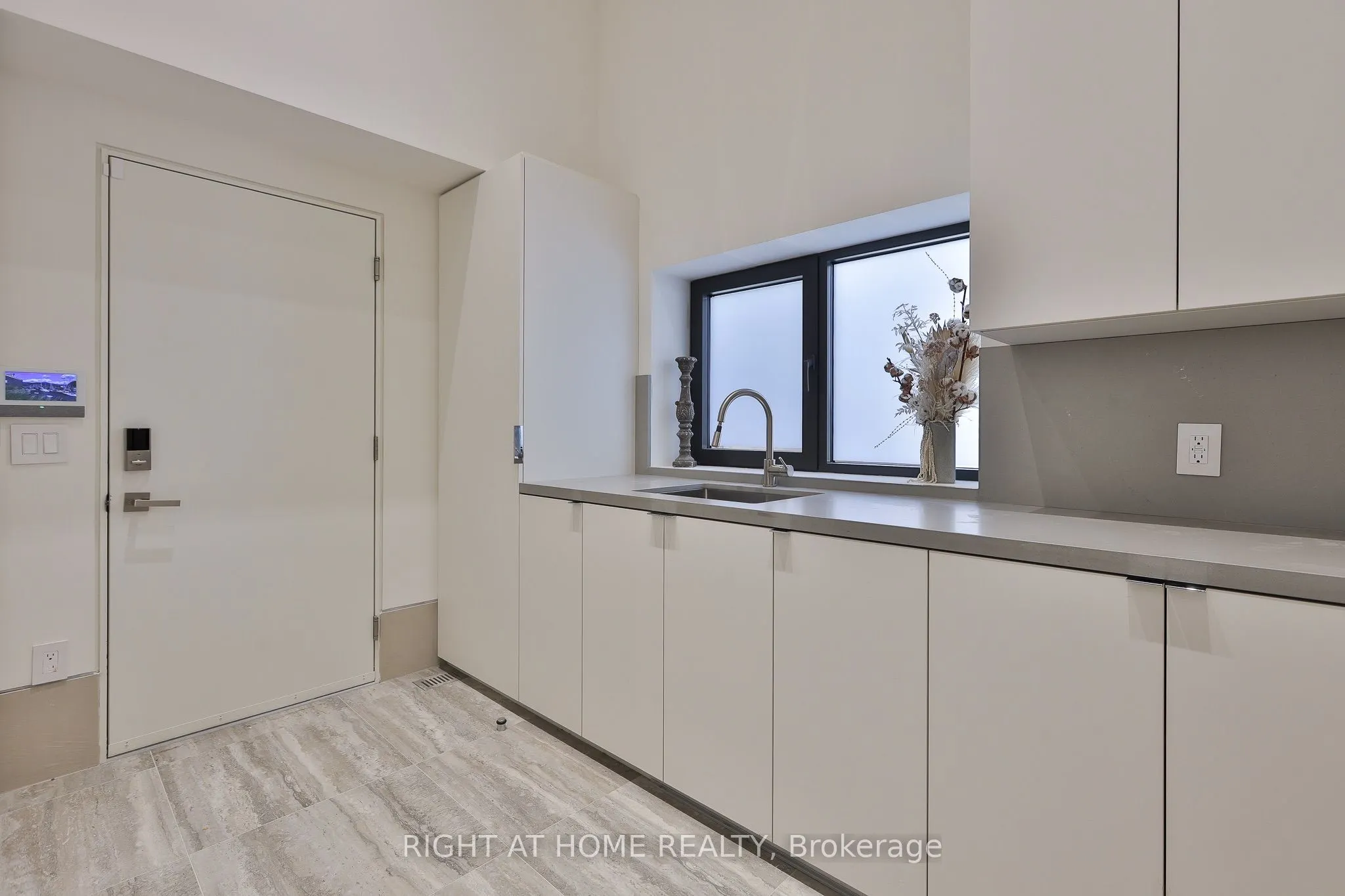 127 Yonge Boulevard