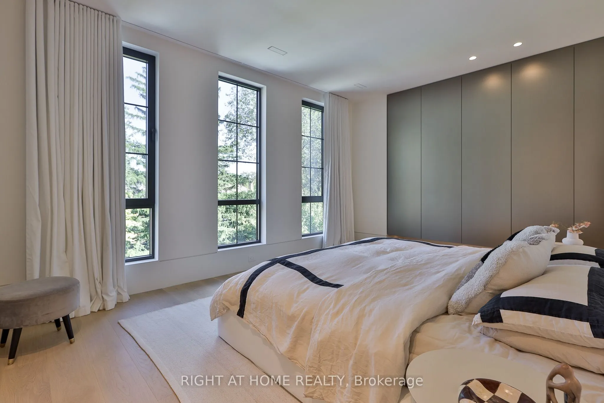 127 Yonge Boulevard