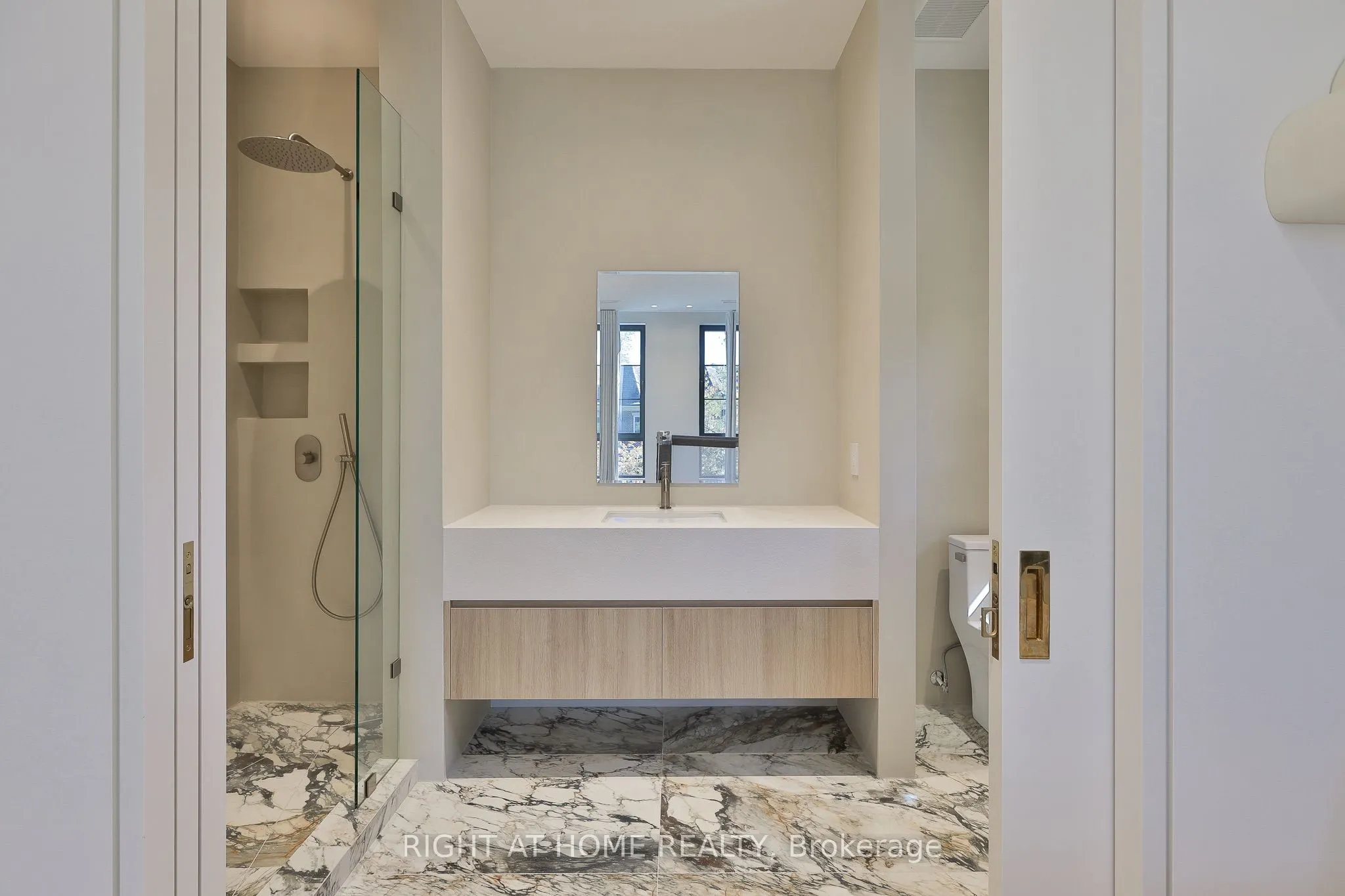 127 Yonge Boulevard